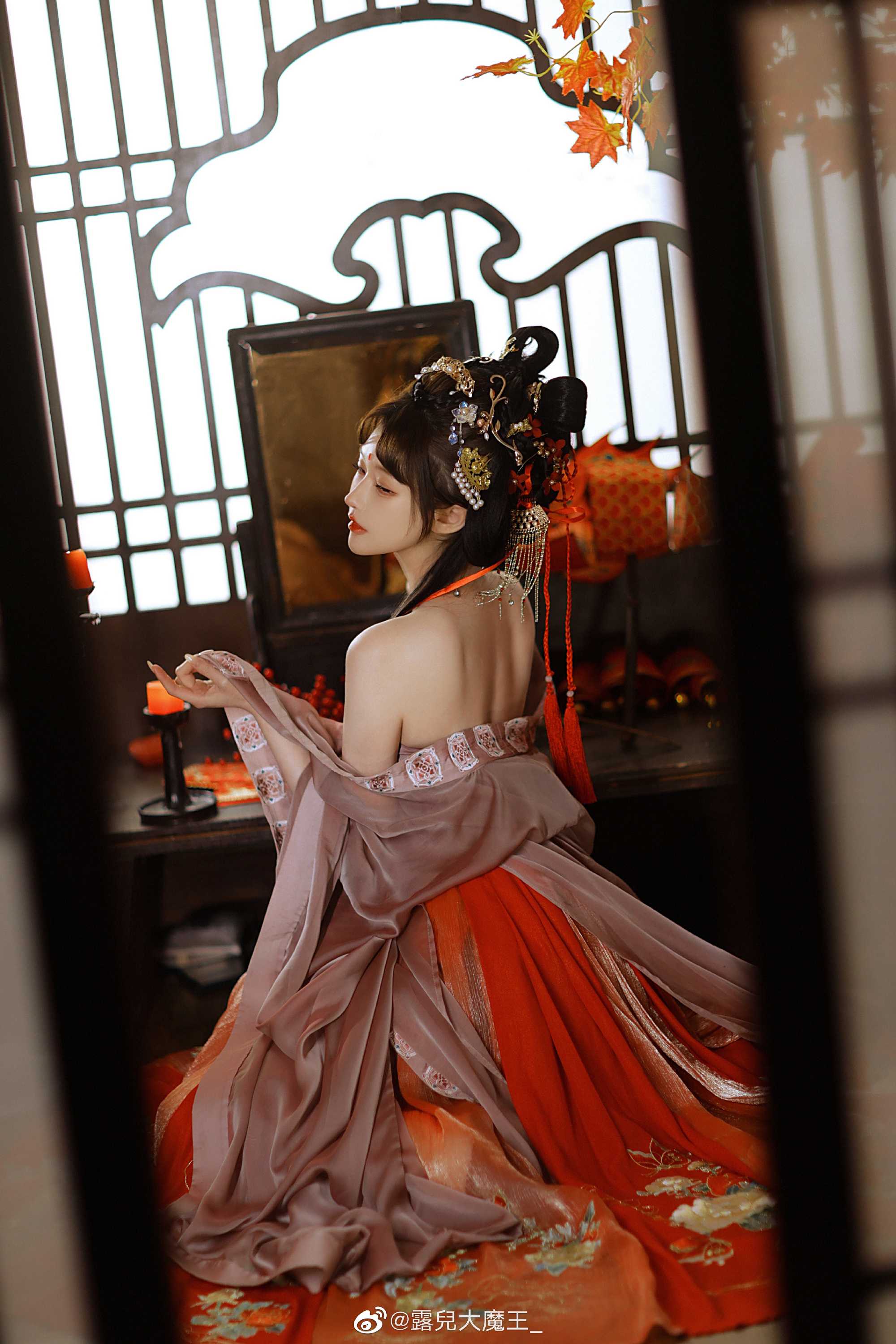 窗前红花弄清影，庭外声声惹人疑。