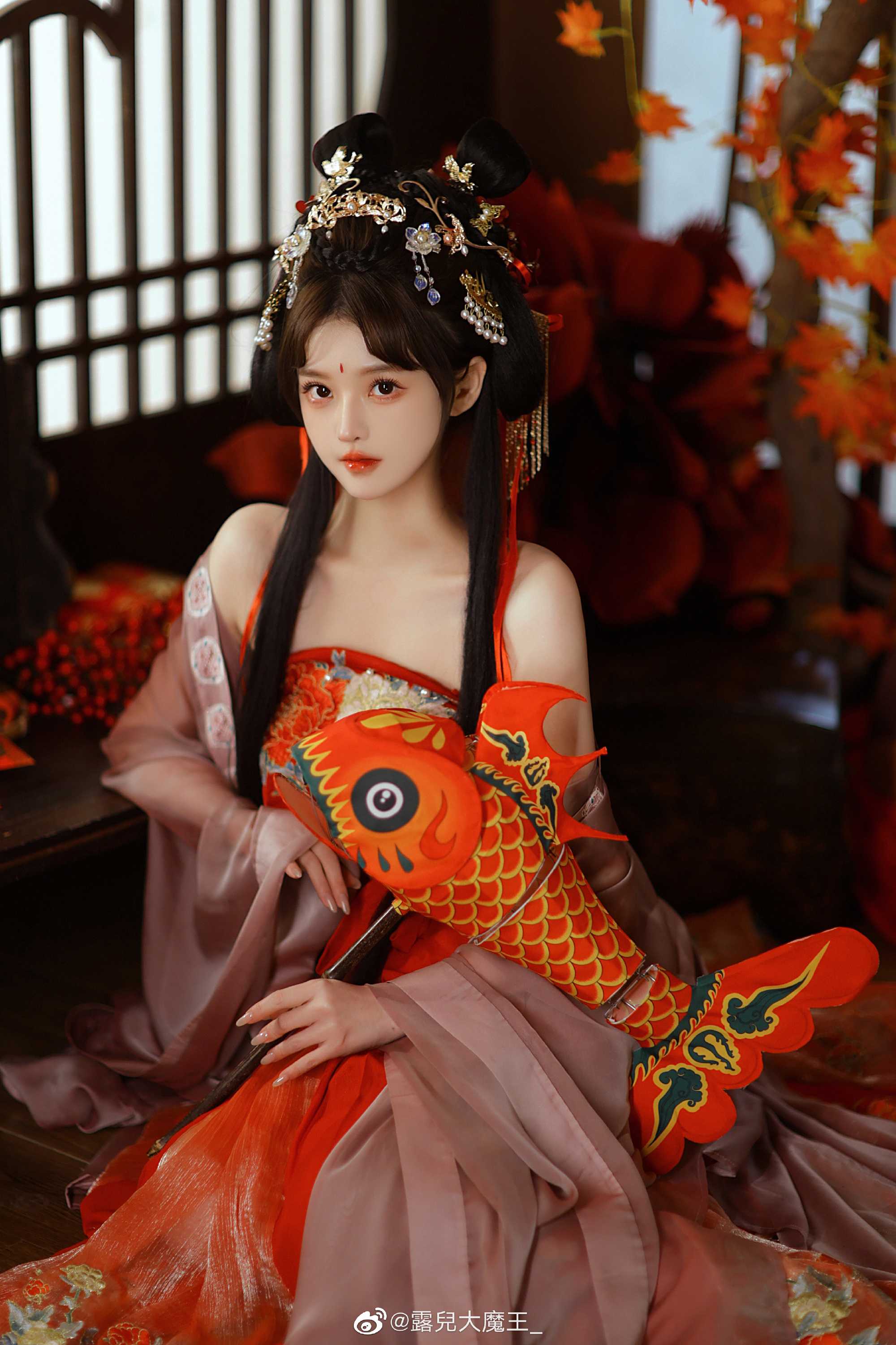 窗前红花弄清影，庭外声声惹人疑。