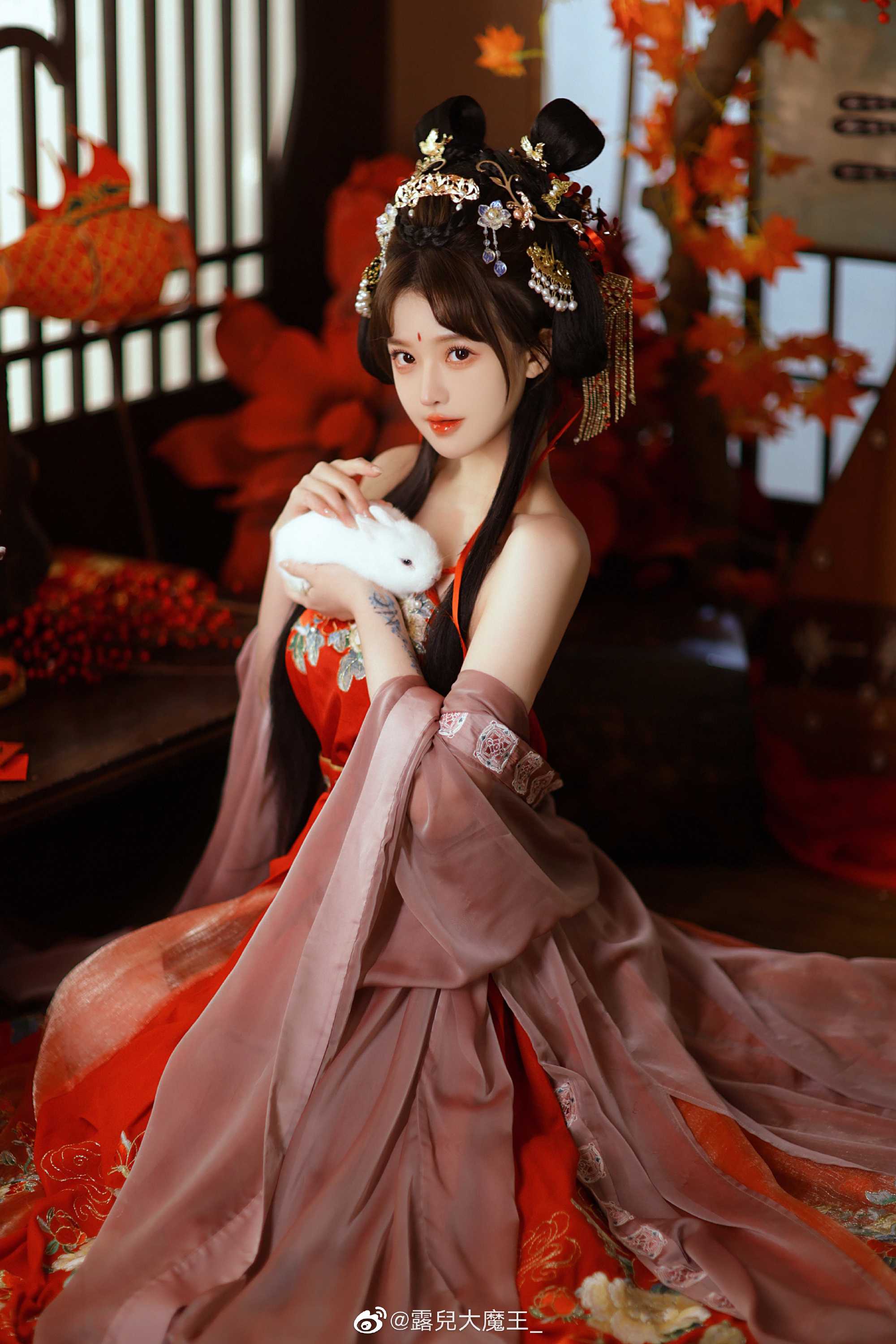 窗前红花弄清影，庭外声声惹人疑。