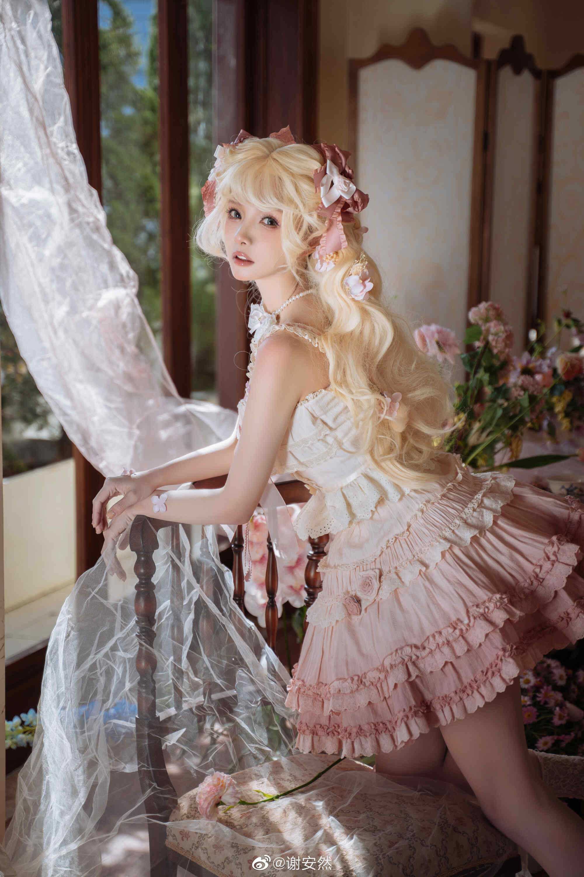 我听见阳光轻叩窗扉，晨曦闯入馨香的梦境