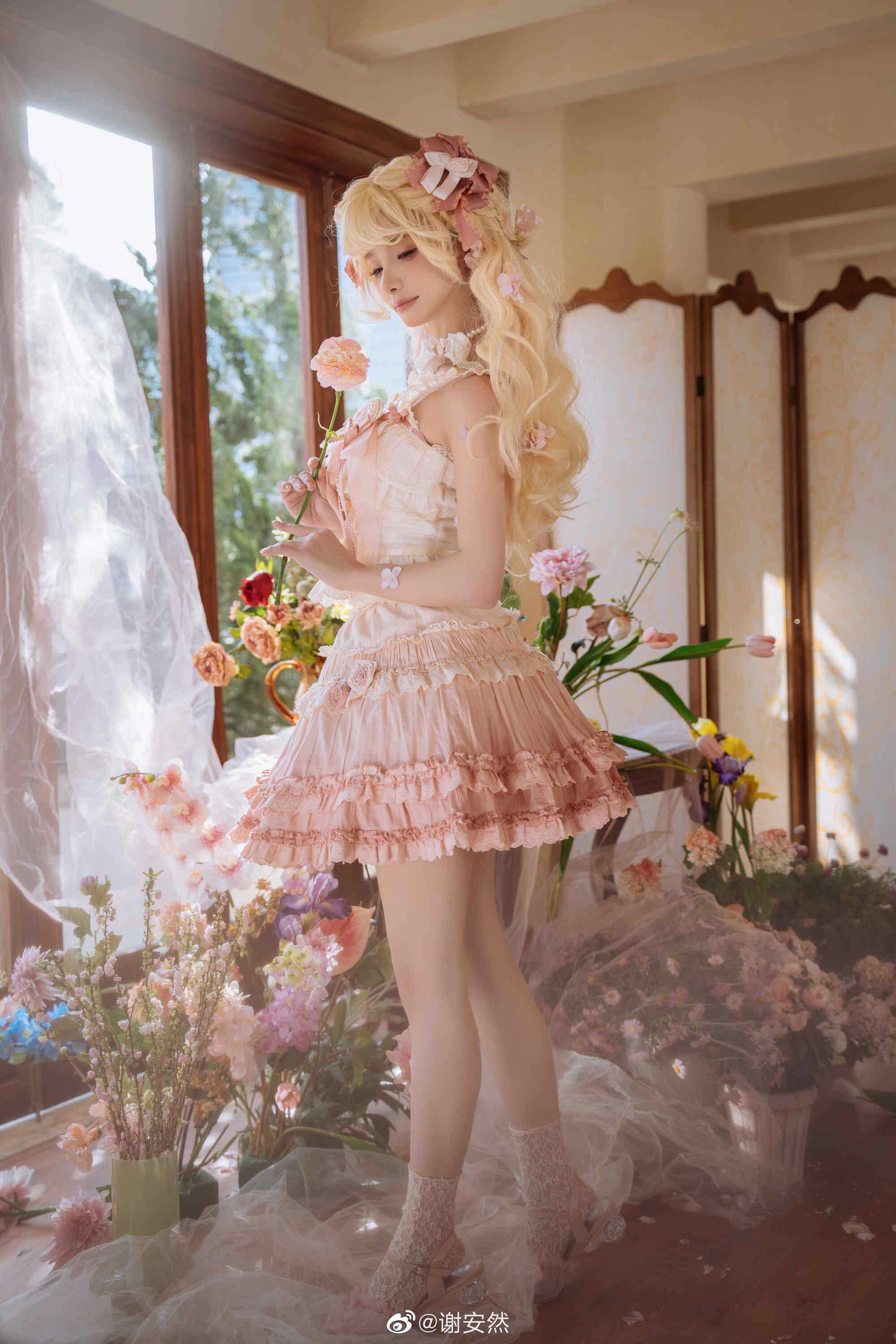 我听见阳光轻叩窗扉，晨曦闯入馨香的梦境