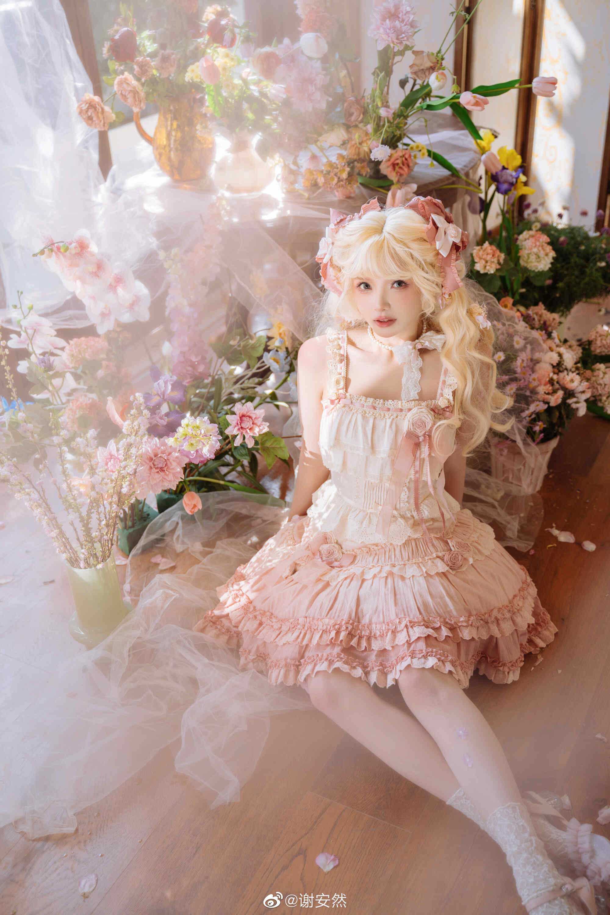 我听见阳光轻叩窗扉，晨曦闯入馨香的梦境