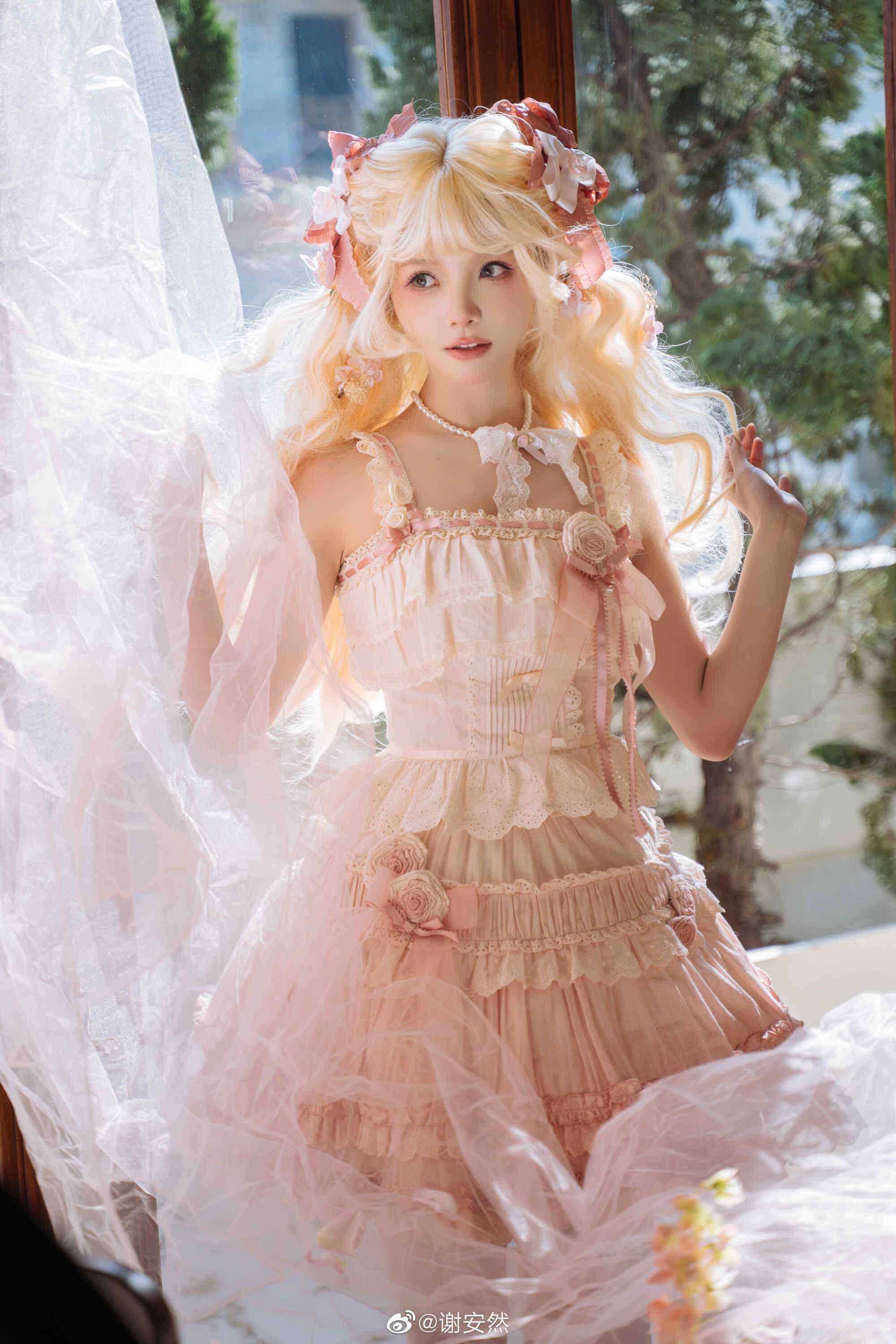 我听见阳光轻叩窗扉，晨曦闯入馨香的梦境