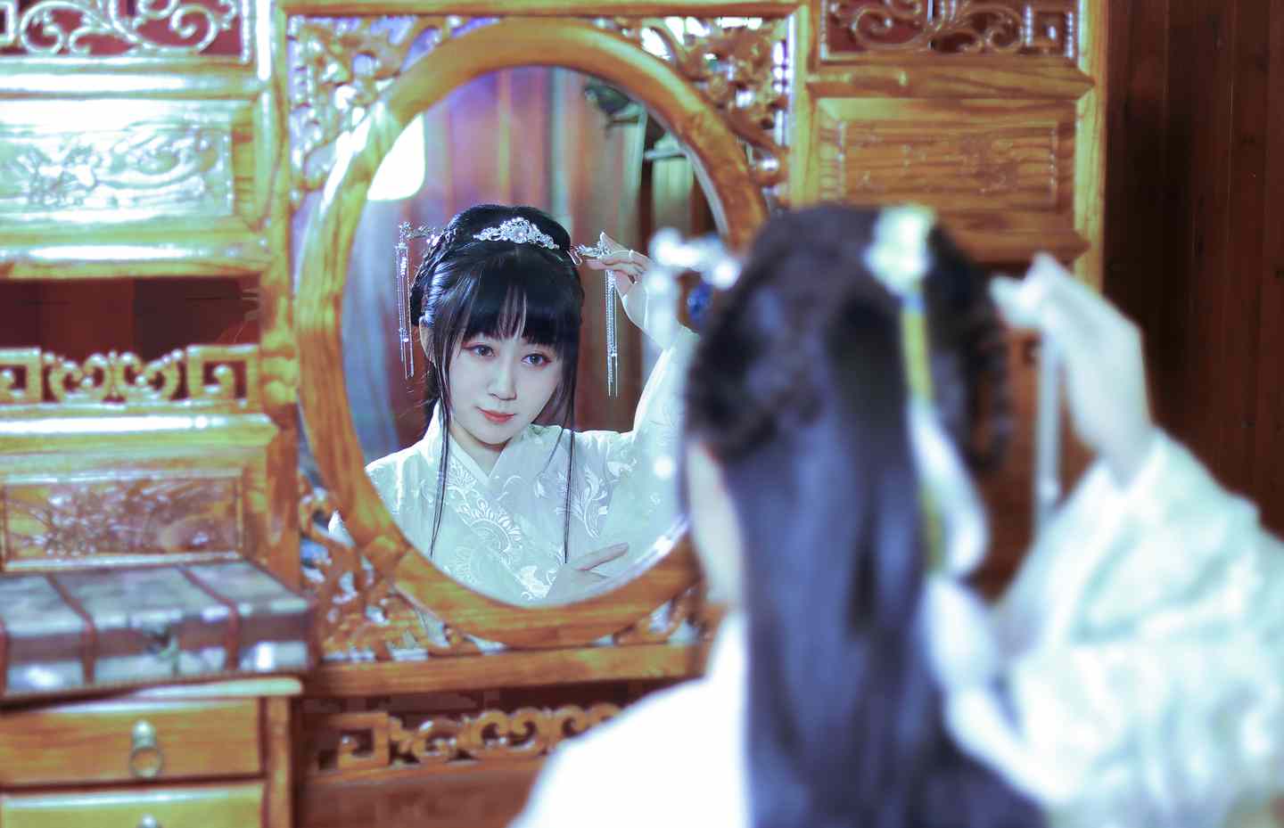 汉服 对镜贴花黄