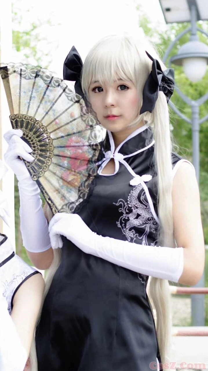 萝莉COS穹妹黑旗袍白丝手套配上黑旗袍难怪这么可爱！