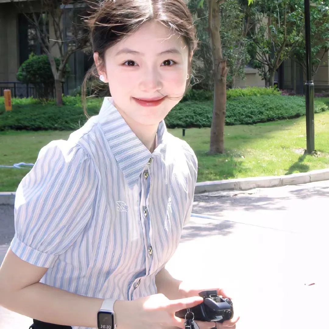 女生头像 清晨第一道光 照进了你的窗 温柔浮现脸庞