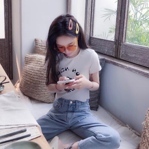 既有美貌又有气质的微信美女头像生活照，能够展现出她的优雅和高贵