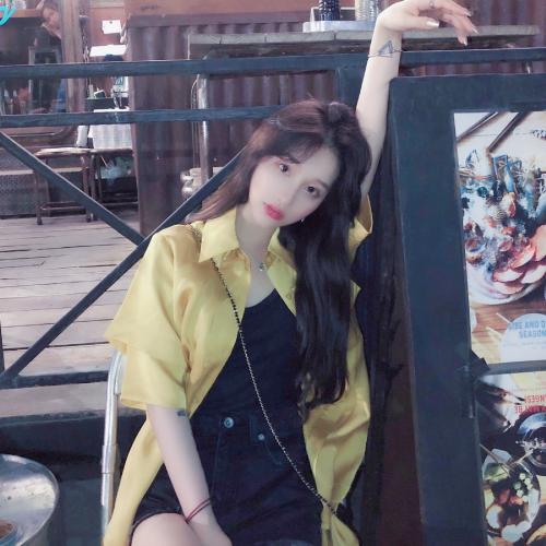 既有美貌又有气质的微信美女头像生活照，能够展现出她的优雅和高贵