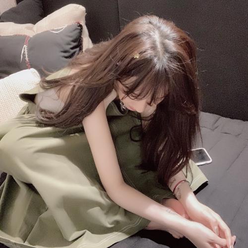 既有美貌又有气质的微信美女头像生活照，能够展现出她的优雅和高贵