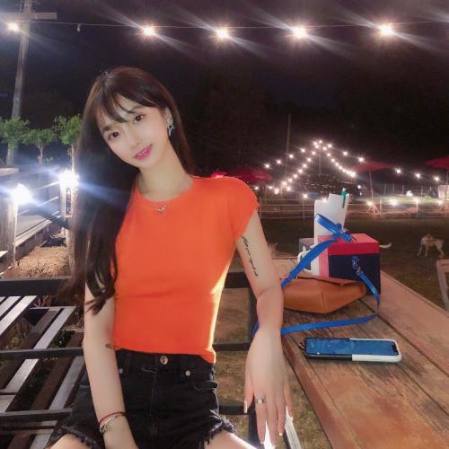 既有美貌又有气质的微信美女头像生活照，能够展现出她的优雅和高贵