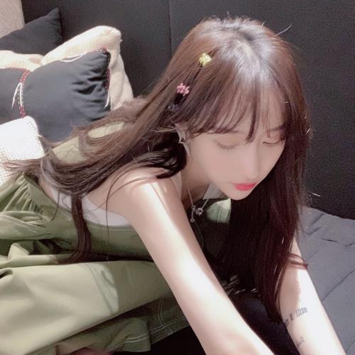 既有美貌又有气质的微信美女头像生活照，能够展现出她的优雅和高贵