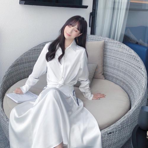 既有美貌又有气质的微信美女头像生活照，能够展现出她的优雅和高贵