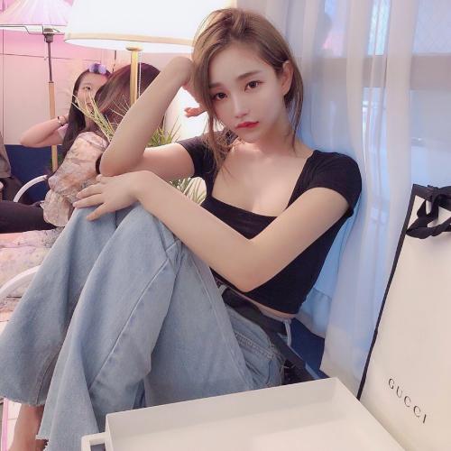 既有美貌又有气质的微信美女头像生活照，能够展现出她的优雅和高贵