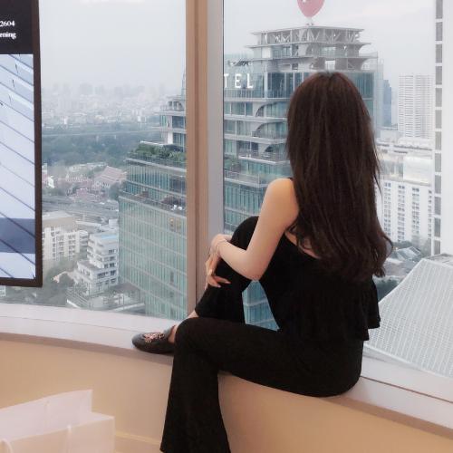 既有美貌又有气质的微信美女头像生活照，能够展现出她的优雅和高贵