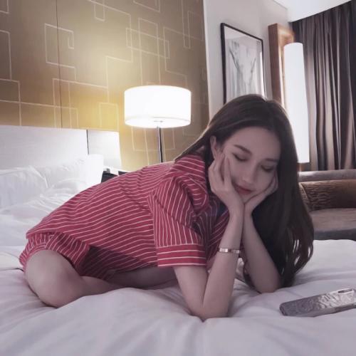 既有美貌又有气质的微信美女头像生活照，能够展现出她的优雅和高贵