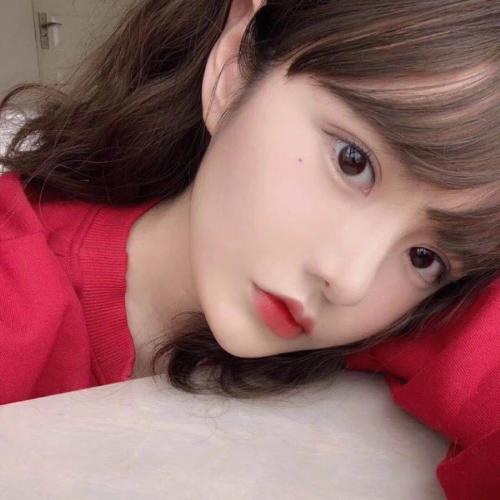 既有美貌又有气质的微信美女头像生活照，能够展现出她的优雅和高贵