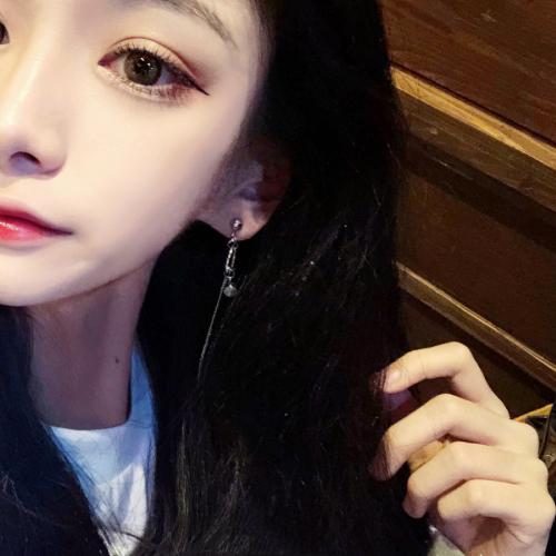 既有美貌又有气质的微信美女头像生活照，能够展现出她的优雅和高贵