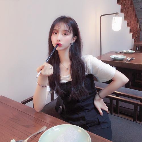 既有美貌又有气质的微信美女头像生活照，能够展现出她的优雅和高贵