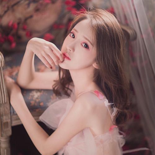 既有美貌又有气质的微信美女头像生活照，能够展现出她的优雅和高贵