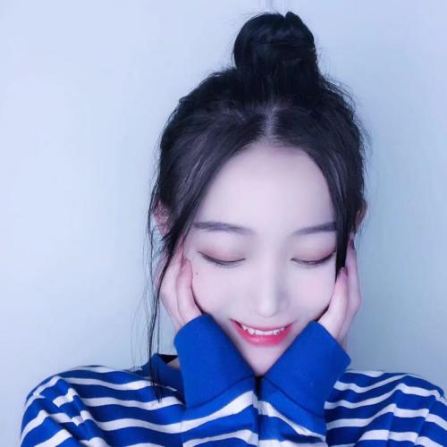 既有美貌又有气质的微信美女头像生活照，能够展现出她的优雅和高贵