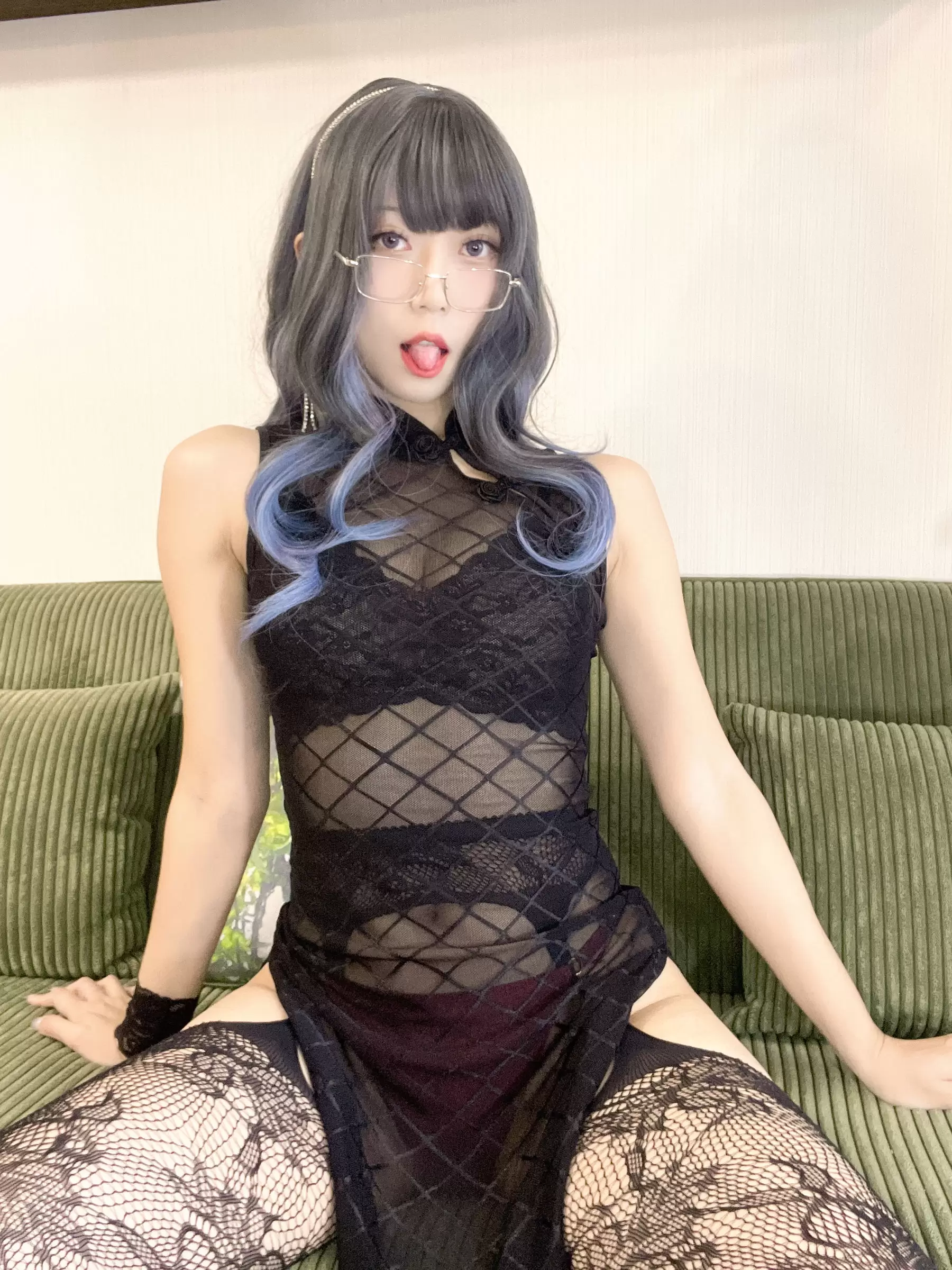 动漫博主Money冷冷 – 网格旗袍 [65P] - 秀人网免费无水印在线套图写真
