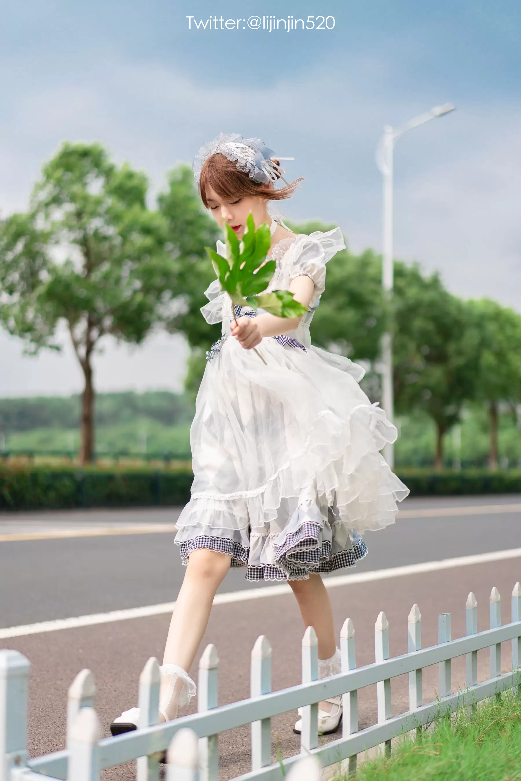 梨瑾瑾 – 草地 [22P] - 秀人网免费无水印在线套图写真