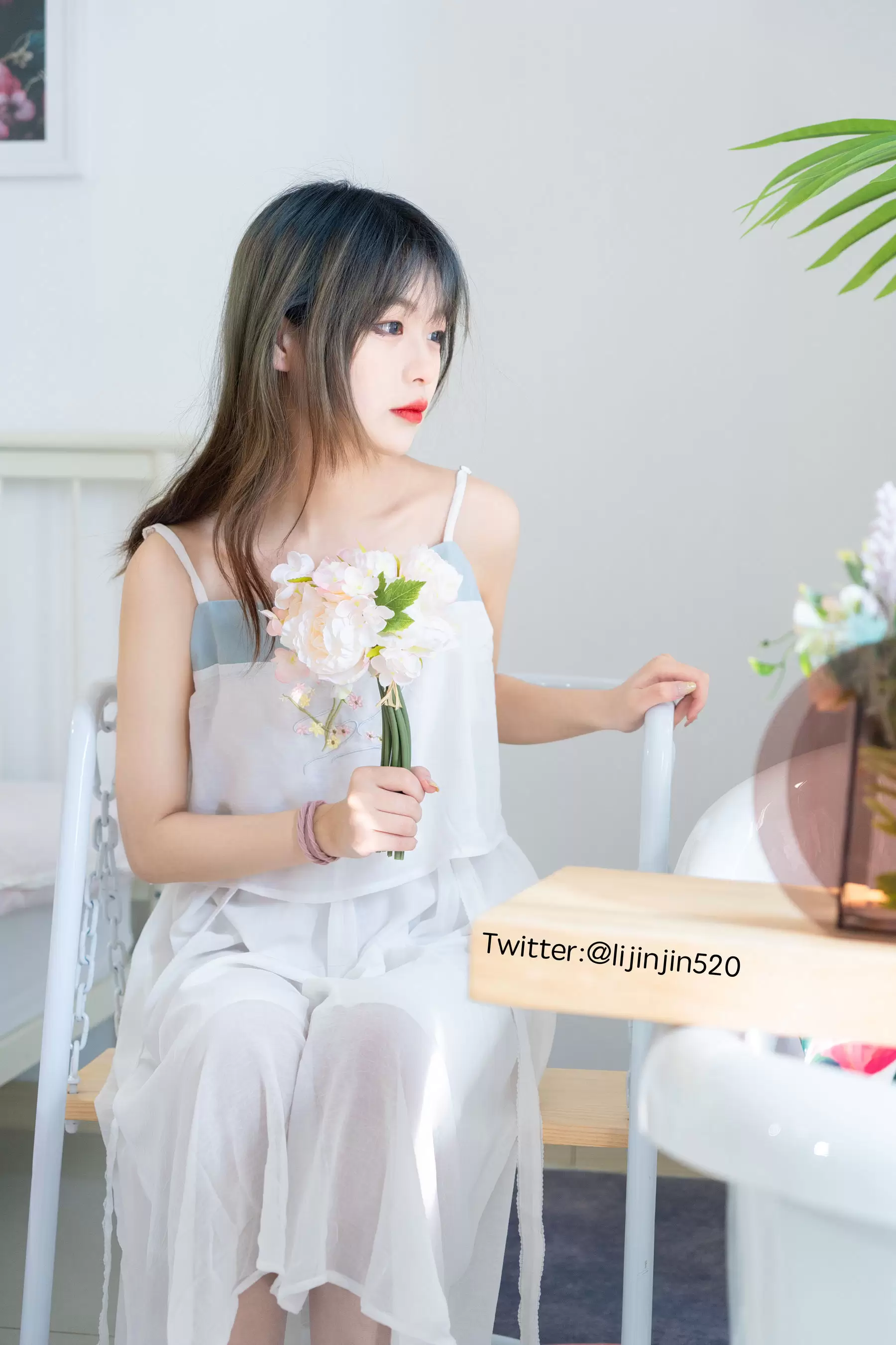 梨瑾瑾 – 室内吊带裙 [20P] - 秀人网免费无水印在线套图写真