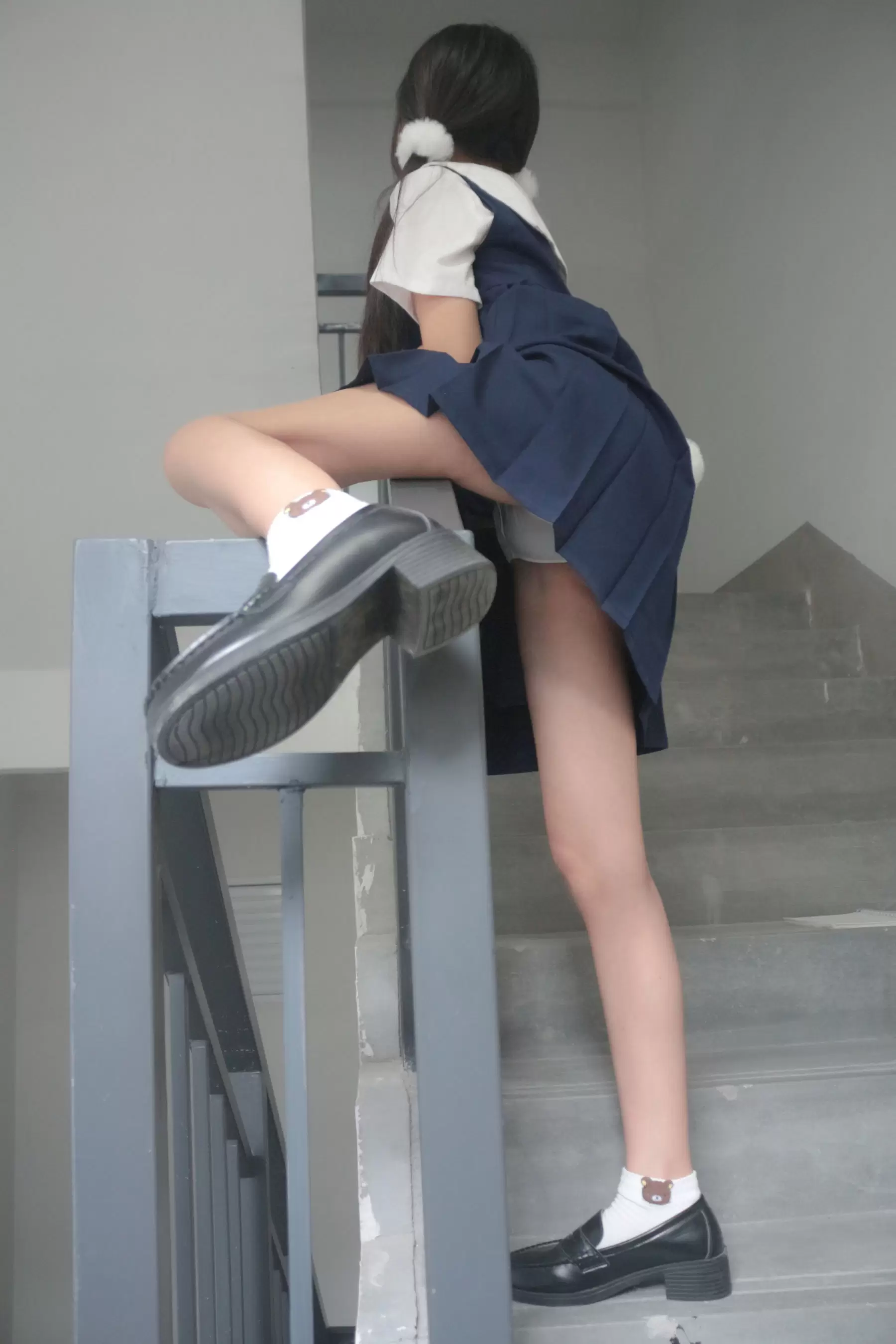 是暖暖呀 – 楼道阳光 [13P] - 秀人网免费无水印在线套图写真