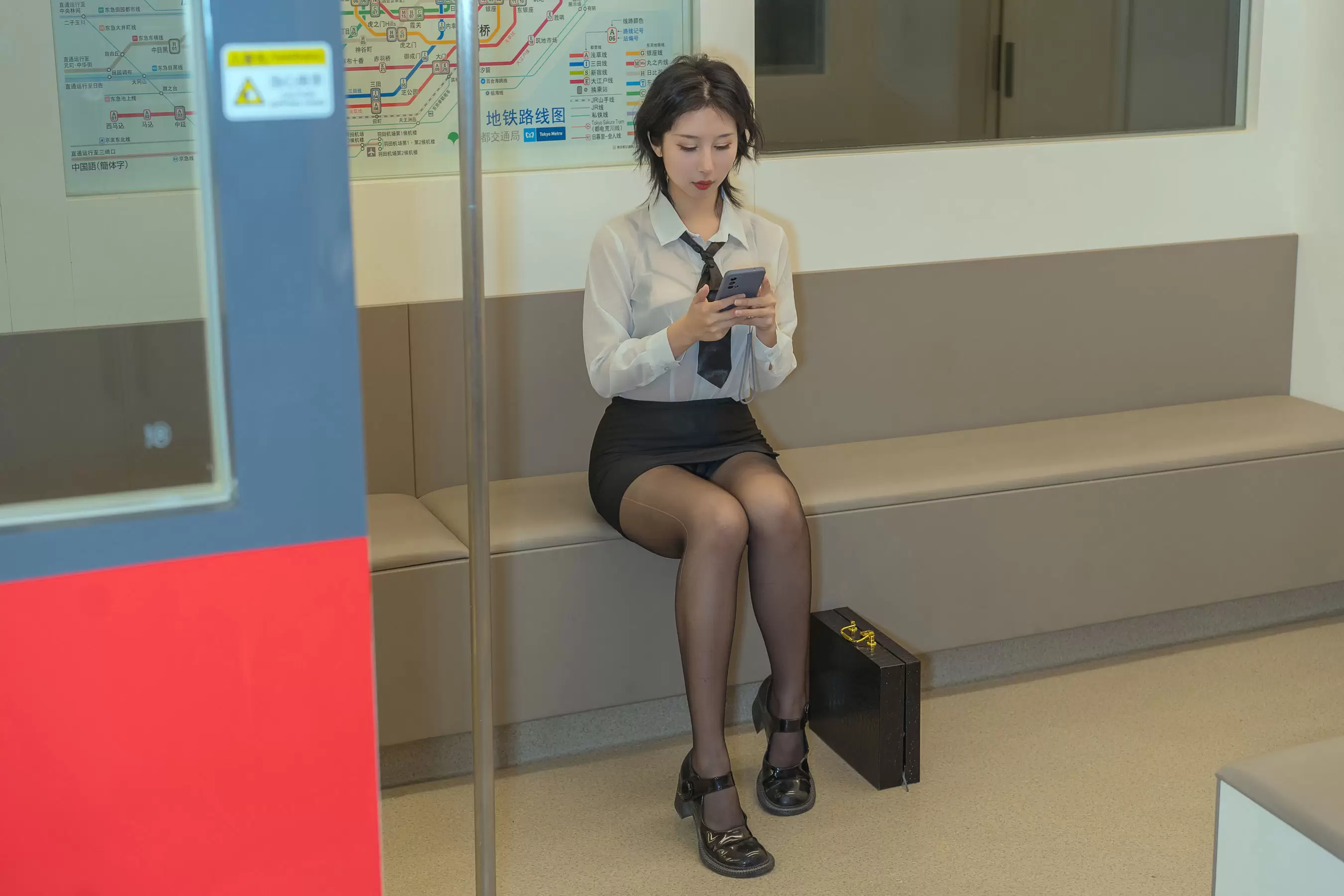 秋和柯基(夏小秋秋秋) – 电车 [80P] - 秀人网免费无水印在线套图写真