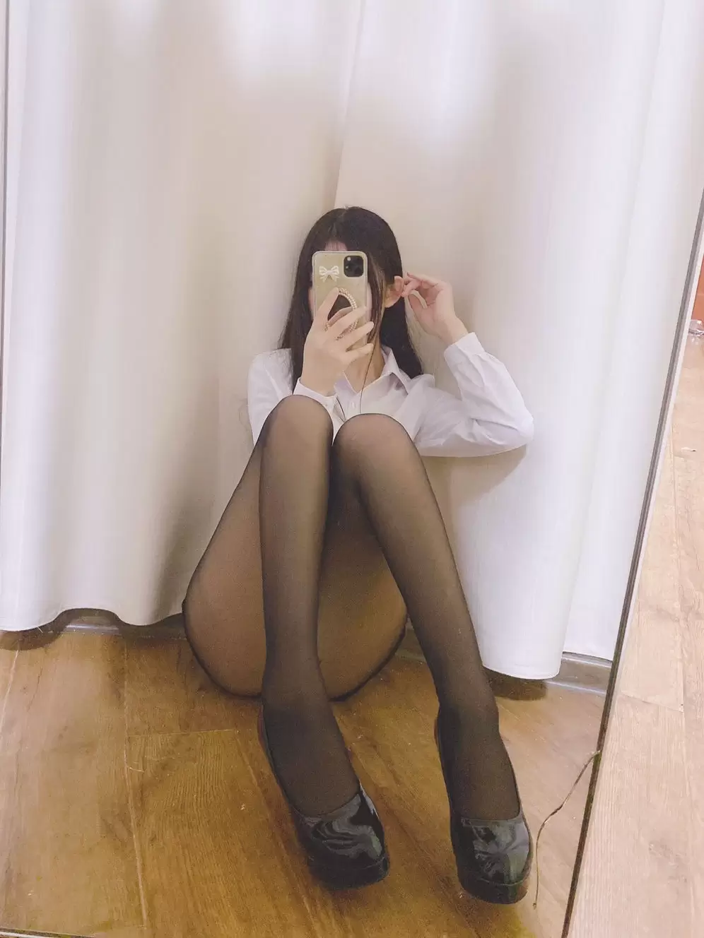Coser衣衣 – OL制服 [26P] - 秀人网免费无水印在线套图写真