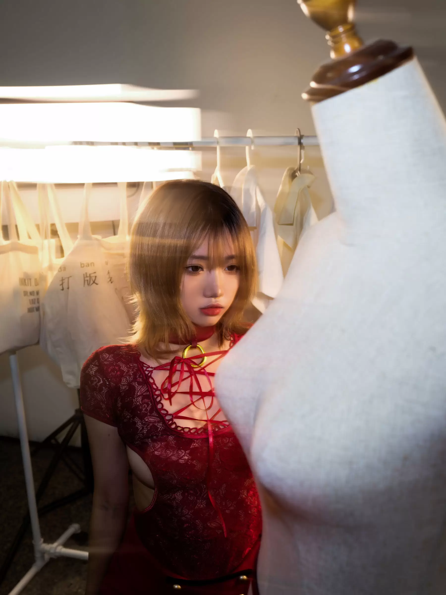 动漫博主柒柒要乖哦 – 红 [29P] - 秀人网免费无水印在线套图写真