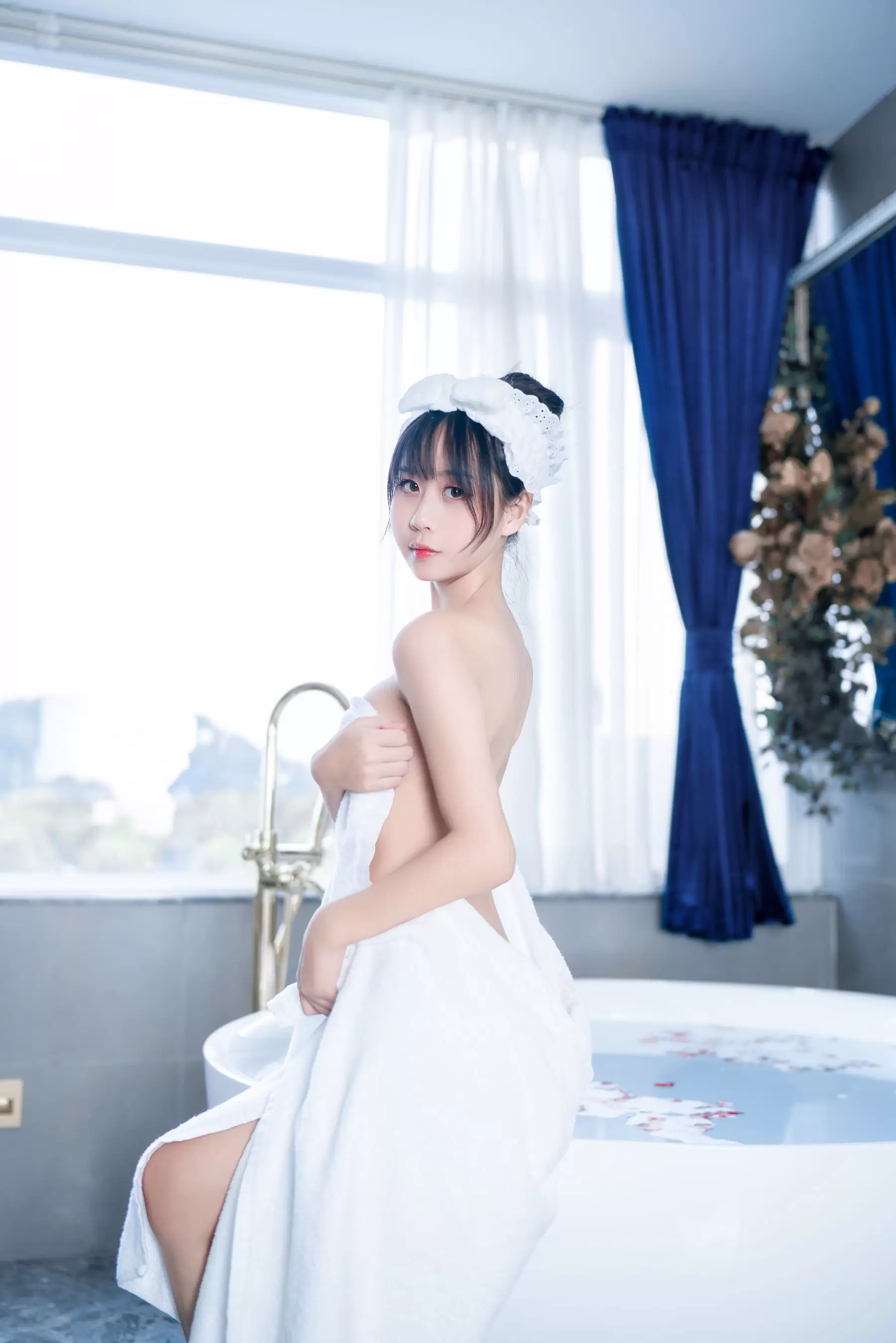 阳光美少女萌芽儿o0 – 浴巾 [27P] - 秀人网免费无水印在线套图写真