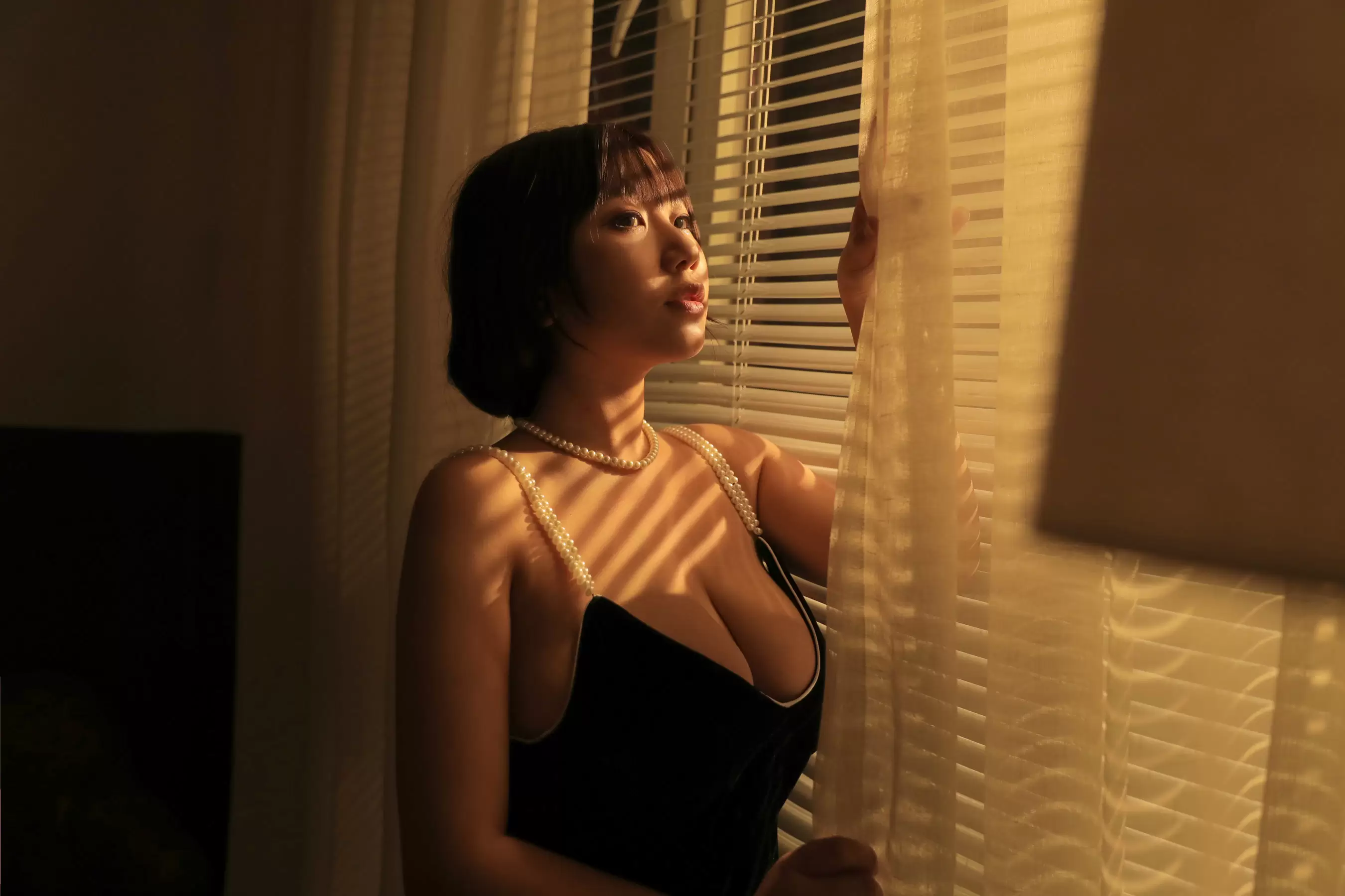 动漫博主穆零Mu0 – 港风黑色小吊带 [15P] - 秀人网免费无水印在线套图写真