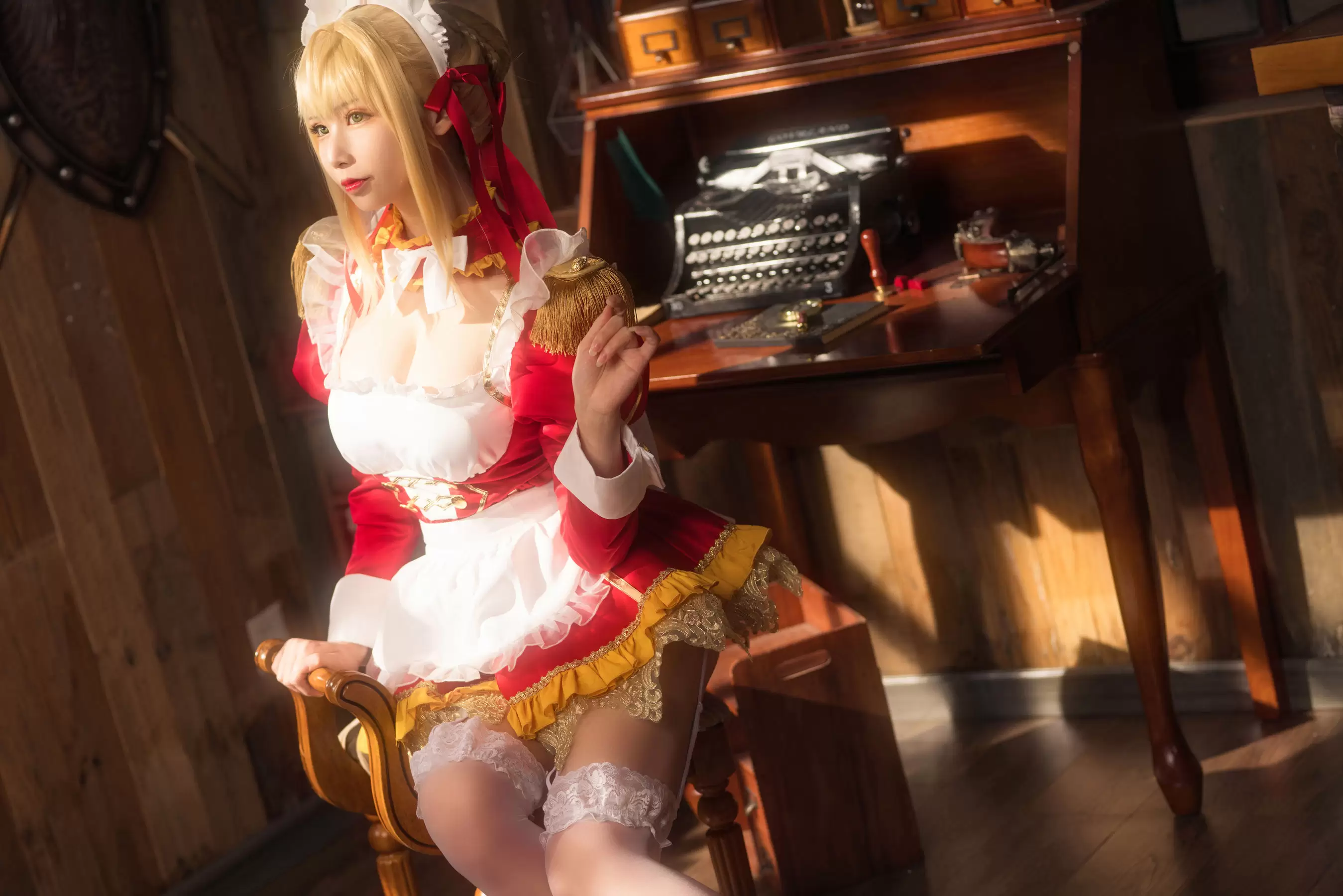 动漫博主爱老师_PhD – 尼禄YD女仆 [18P] - 秀人网免费无水印在线套图写真