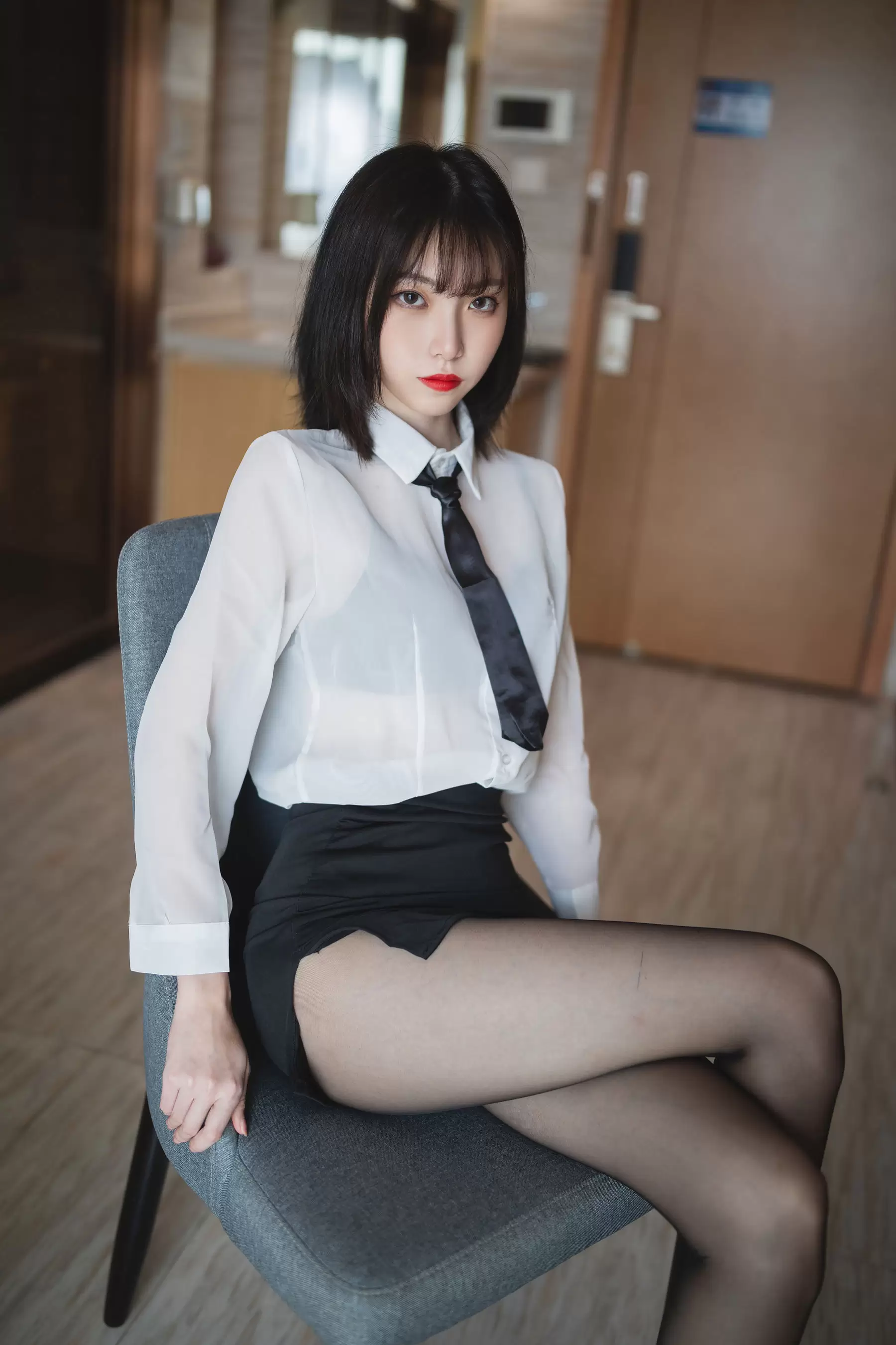 许岚 – OL制服 [41P] - 秀人网免费无水印在线套图写真