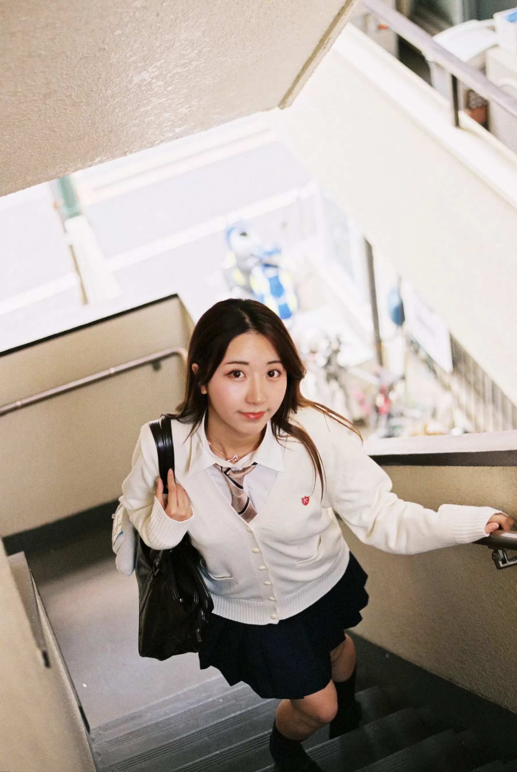 人气Coser黑川 楼道 [22P] - 秀人网免费无水印在线套图写真