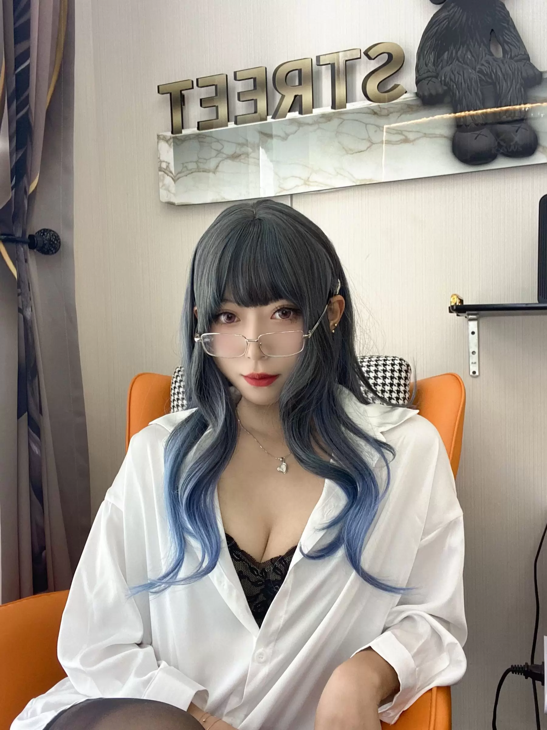 动漫博主Money冷冷 – 白衬衫 [84P] - 秀人网免费无水印在线套图写真