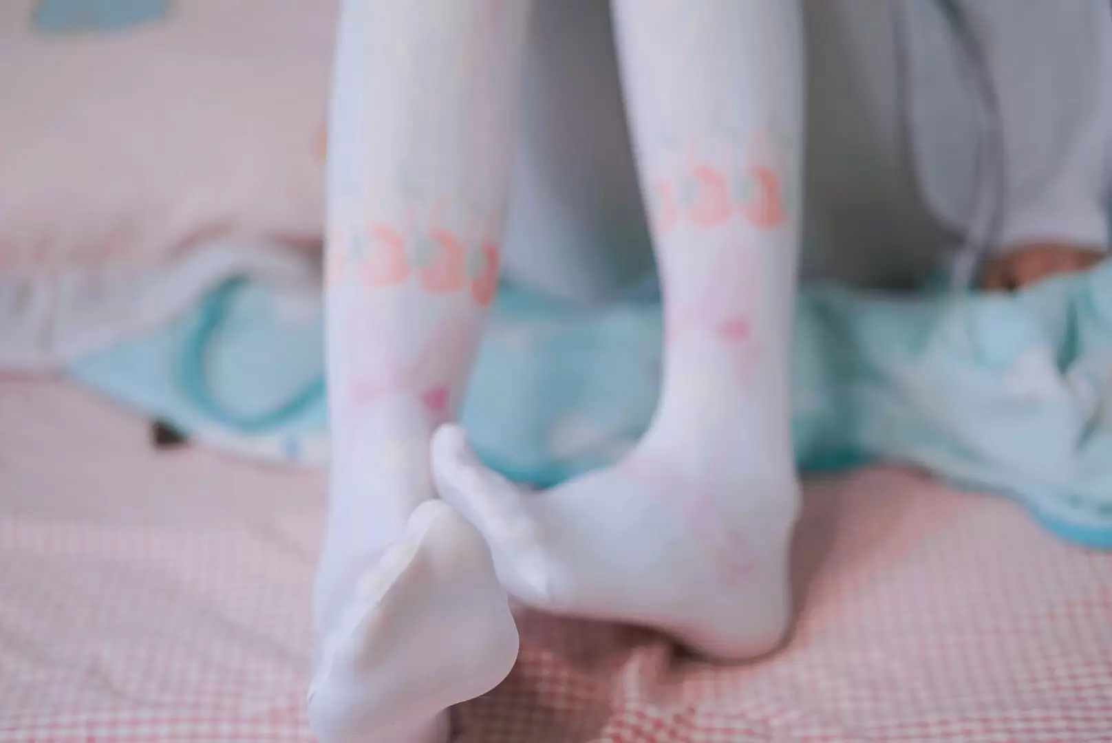 萌妹子眼酱大魔王w – 踩玩偶 [10P] - 秀人网免费无水印在线套图写真