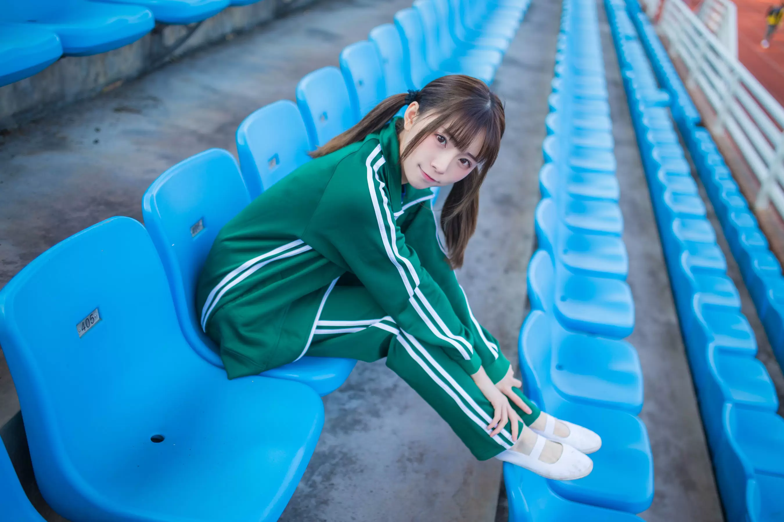 动漫博主Kitaro_绮太郎 绿色运动服女孩 [18P] - 秀人网免费无水印在线套图写真