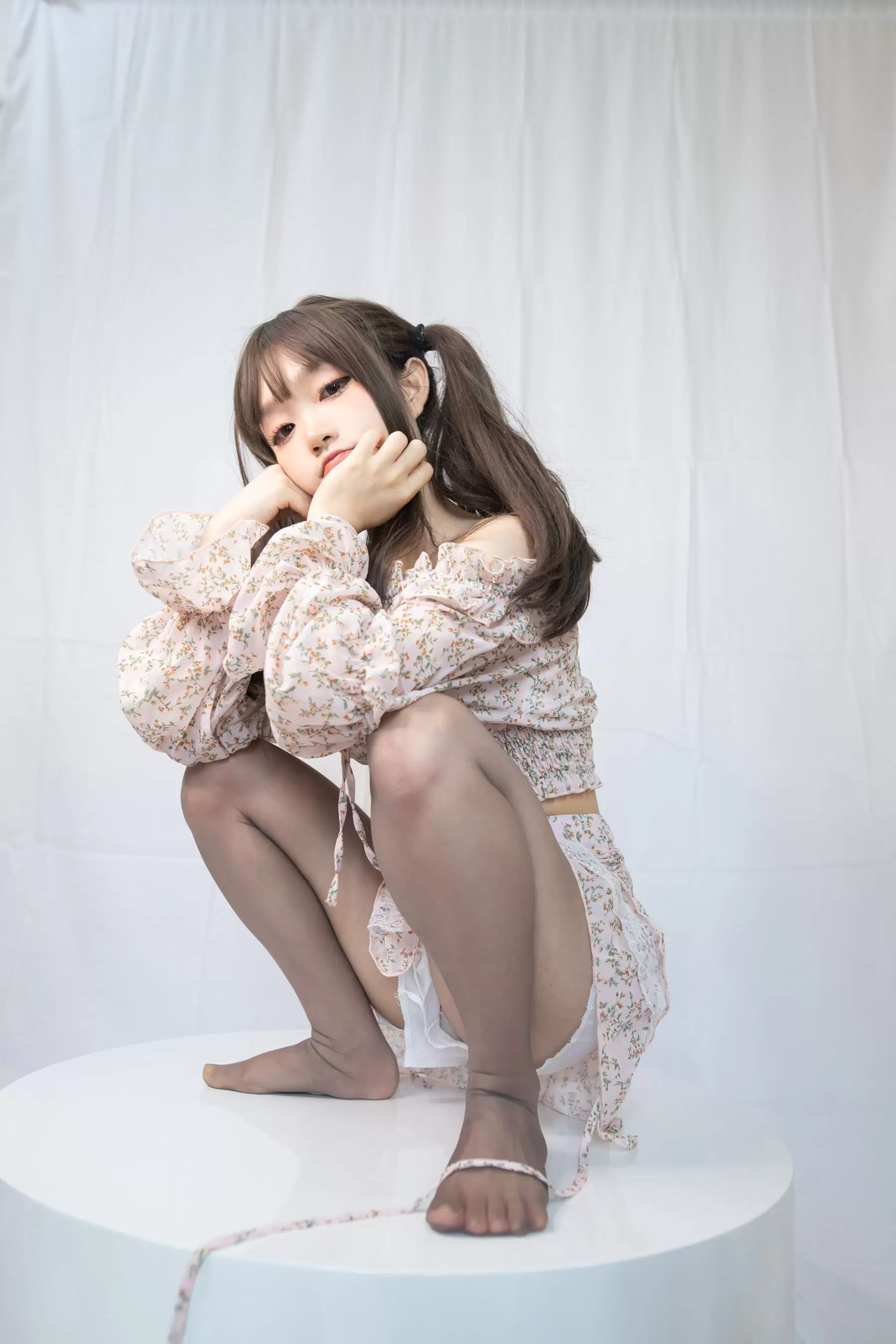 神沢永莉 – 灰丝花裙子 [26P] - 秀人网免费无水印在线套图写真