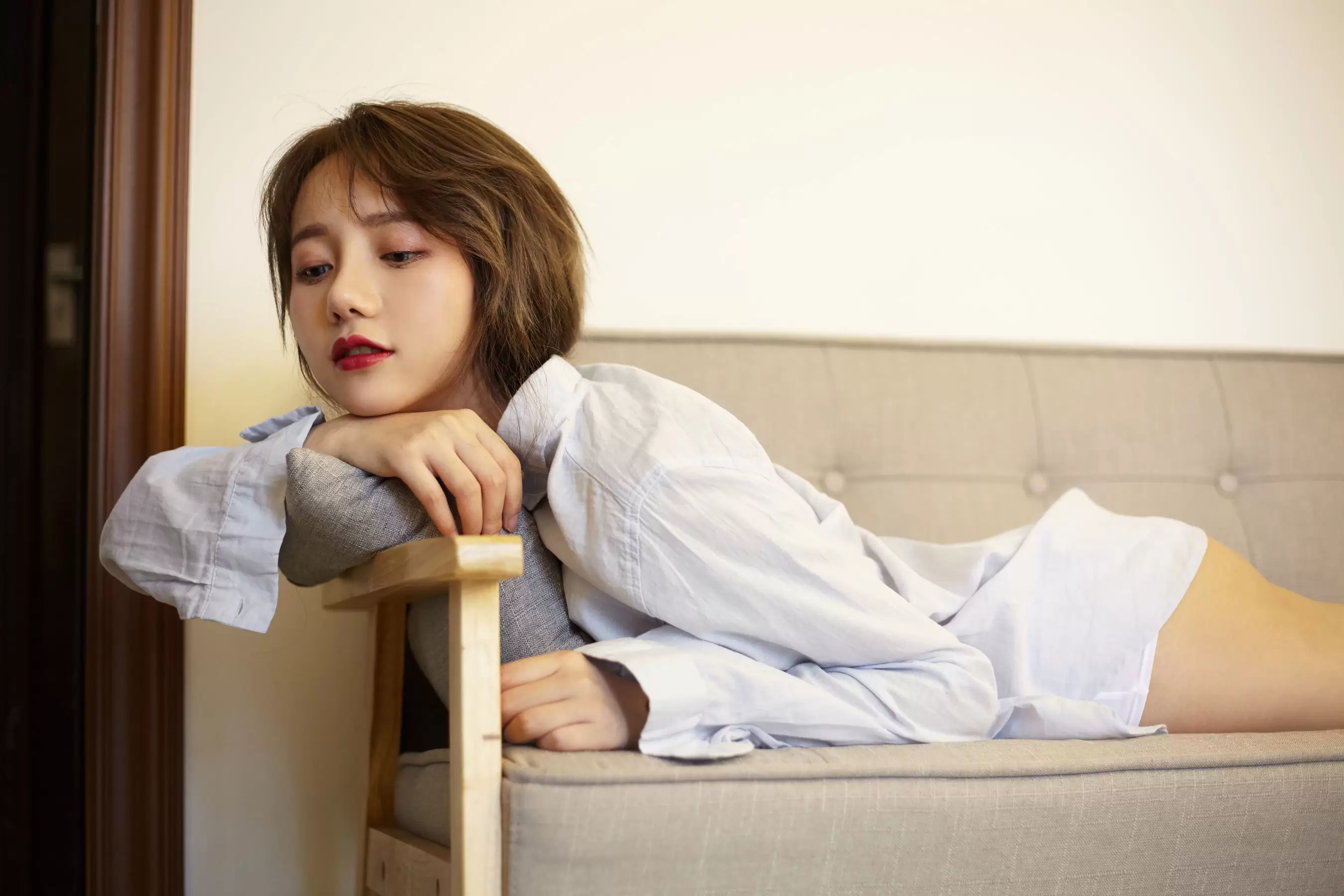 [萝莉COS] 洛丽塔大哥 – 灰衬衫 [9P] - 秀人网免费无水印在线套图写真