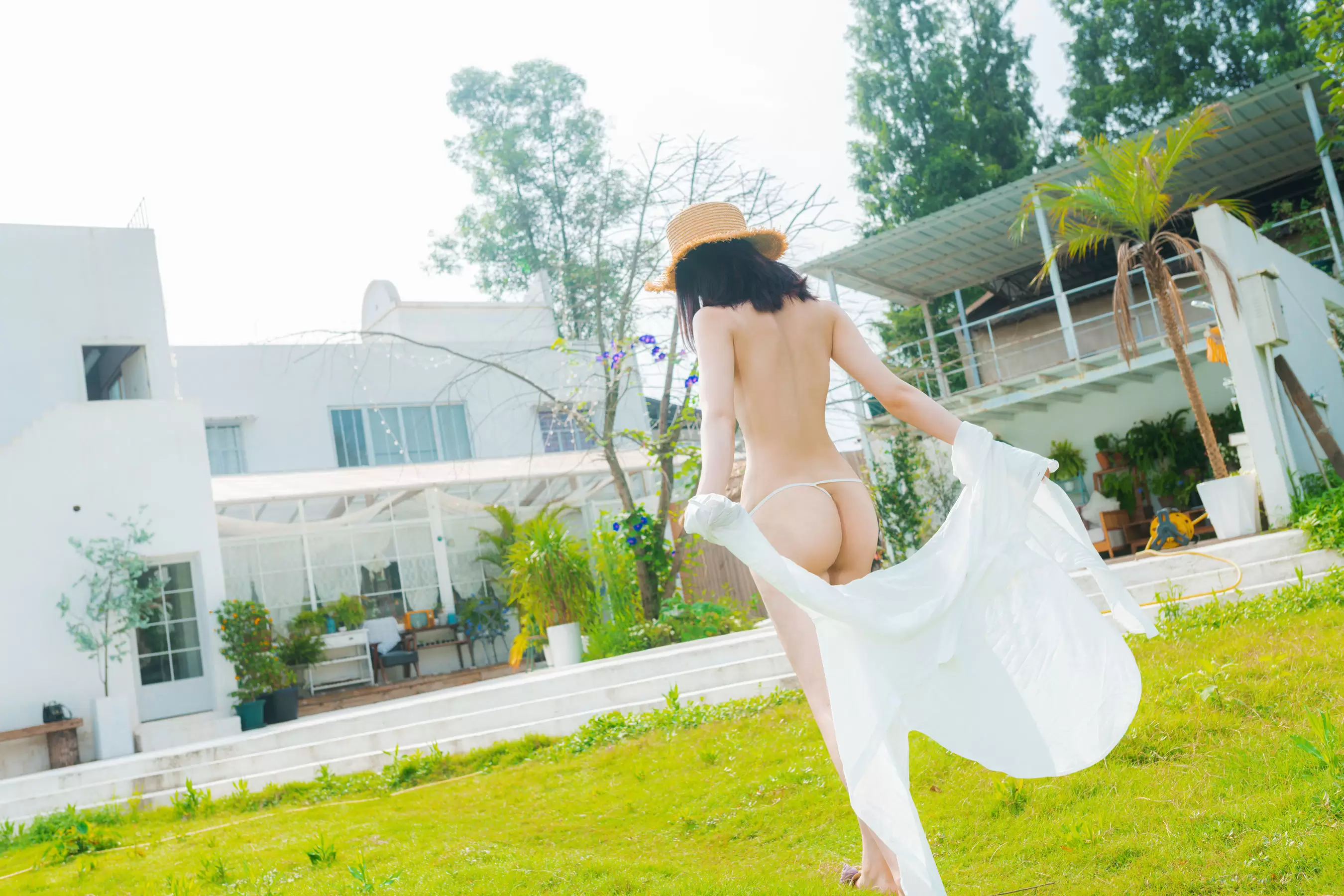 Nnian – 夏日限定泳池 [17P] - 秀人网免费无水印在线套图写真