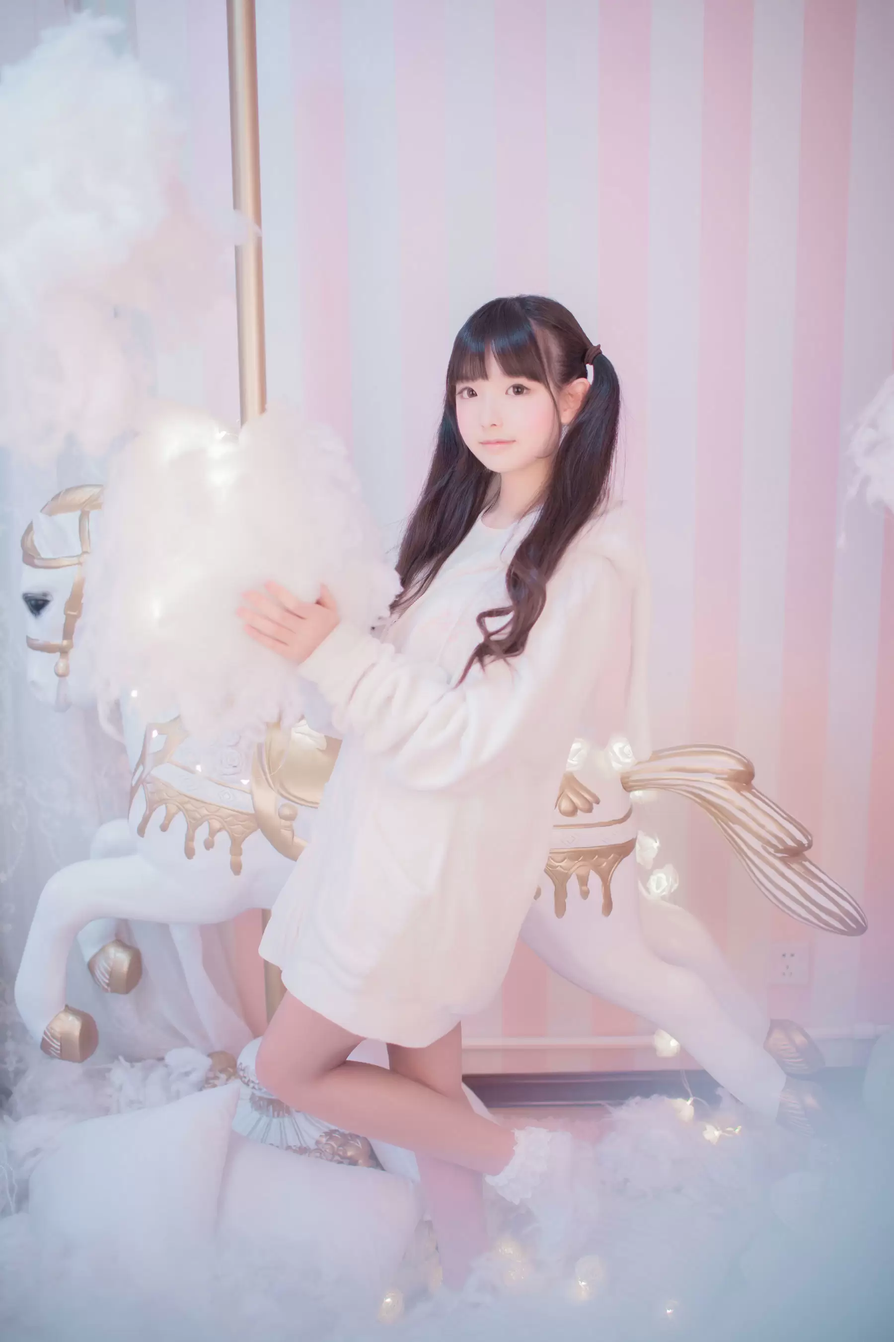 可爱妹妹樱群 玻璃罩下的旋转木马 [21P] - 秀人网免费无水印在线套图写真