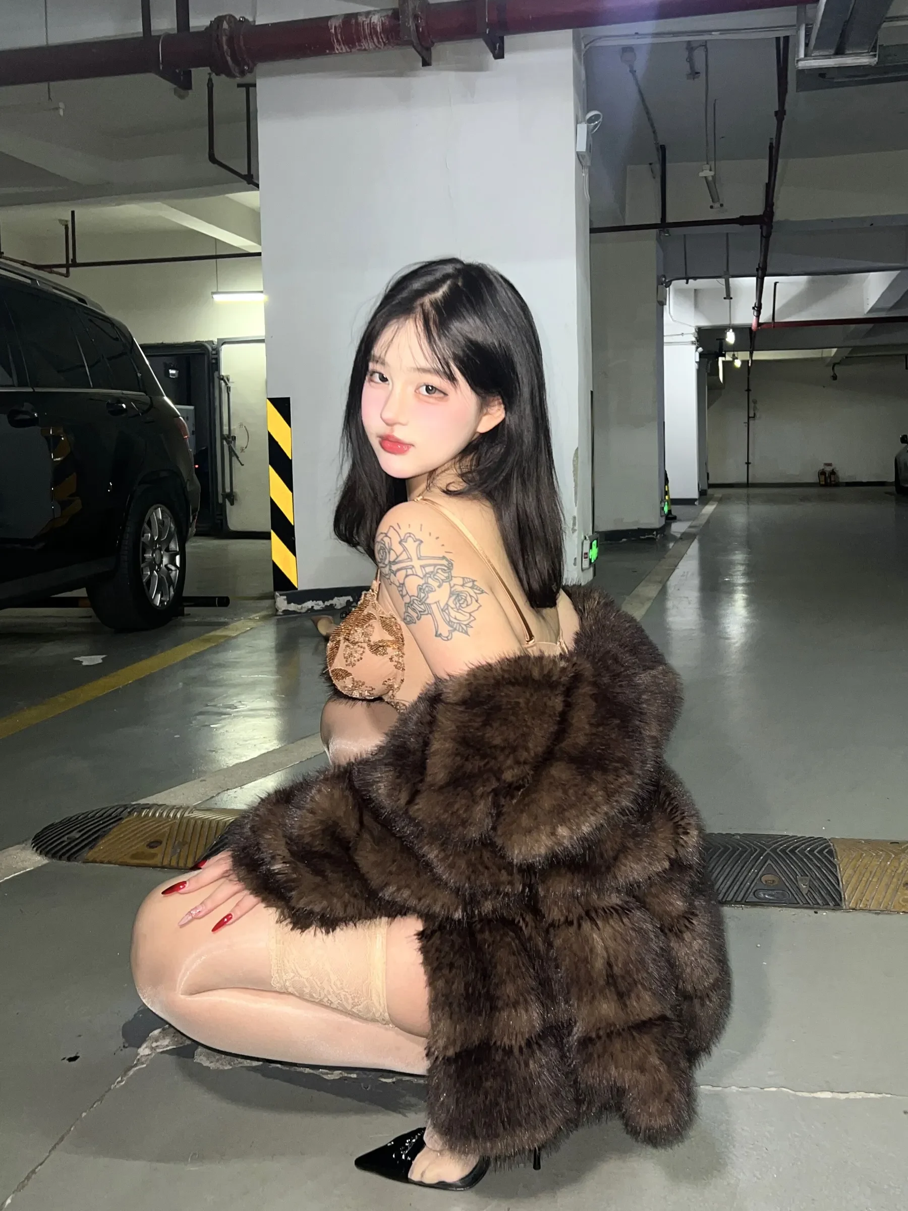 小u优优子 – 貂皮大衣 [50P] - 秀人网免费无水印在线套图写真