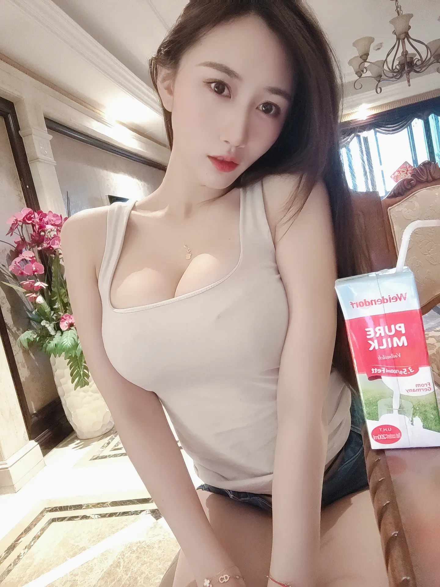 小玉吃果冻 – 白背心紧身牛仔短裤 [35P] - 秀人网免费无水印在线套图写真