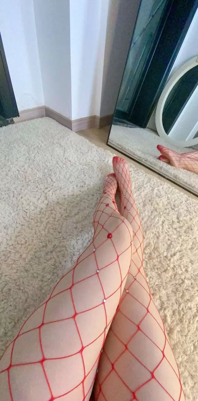 俏妞qiaoniuTT – 红色网丝 [14P] - 秀人网免费无水印在线套图写真