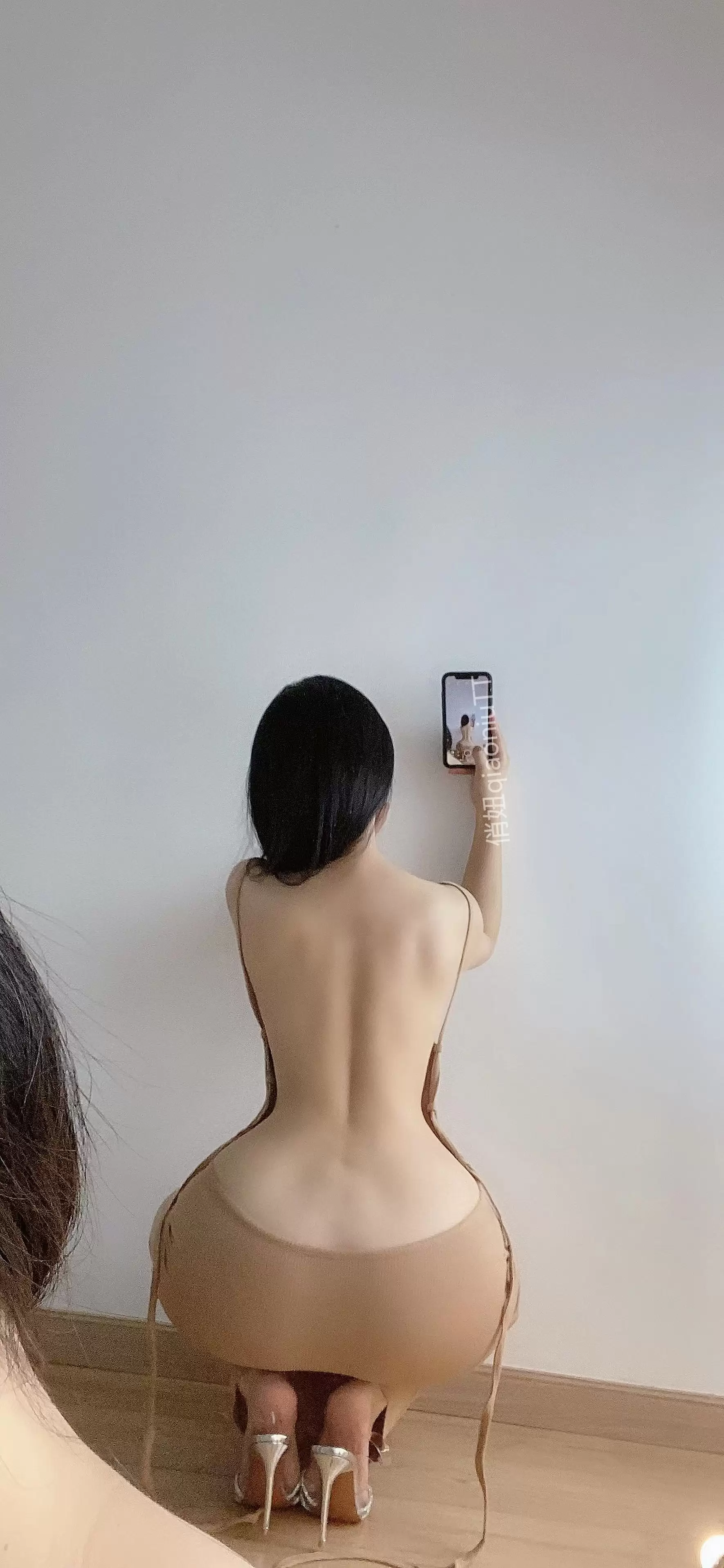 俏妞qiaoniuTT – 露背连衣裙 [10P] - 秀人网免费无水印在线套图写真