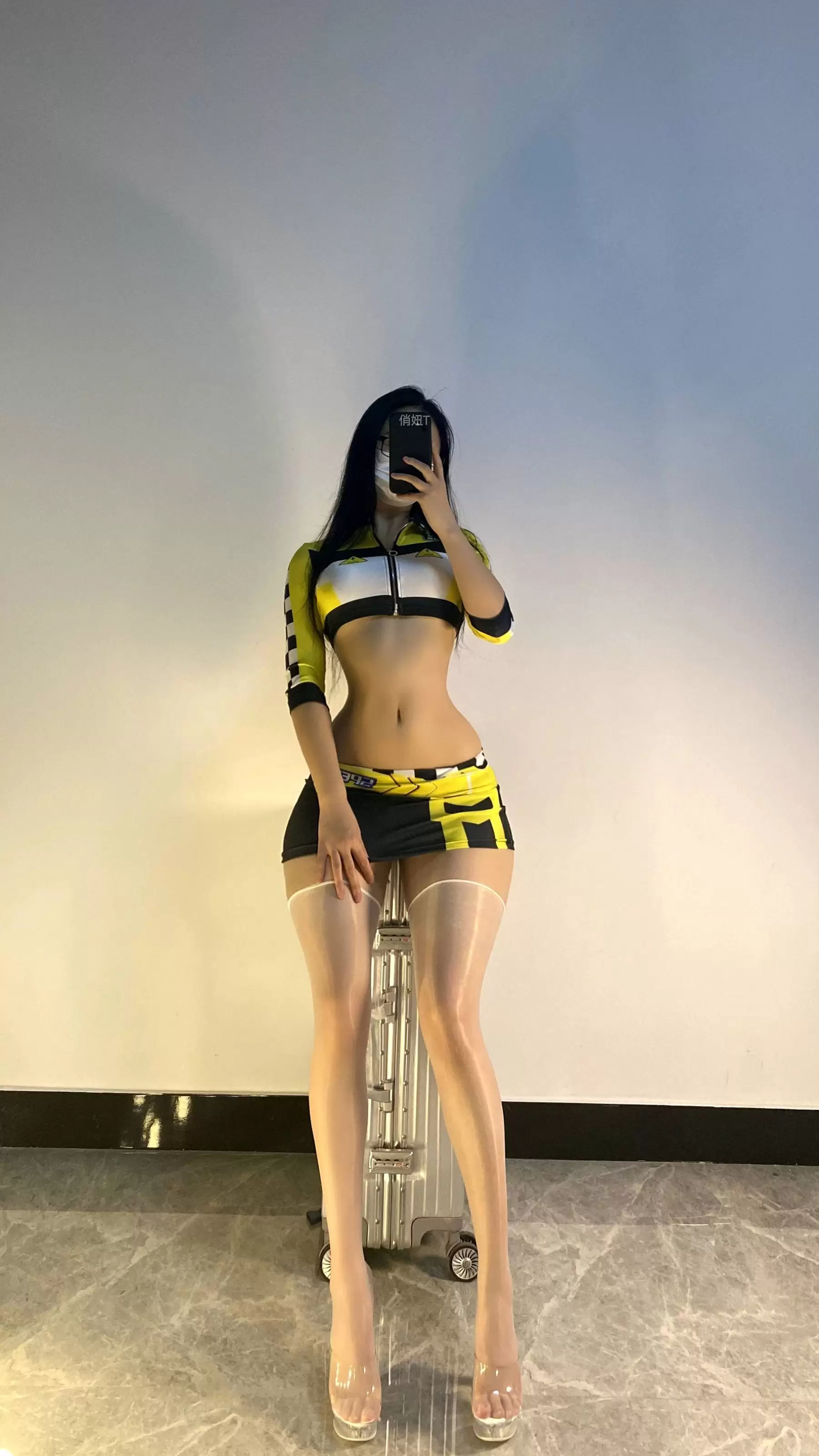 俏妞qiaoniuTT – 飙车选手 [18P] - 秀人网免费无水印在线套图写真