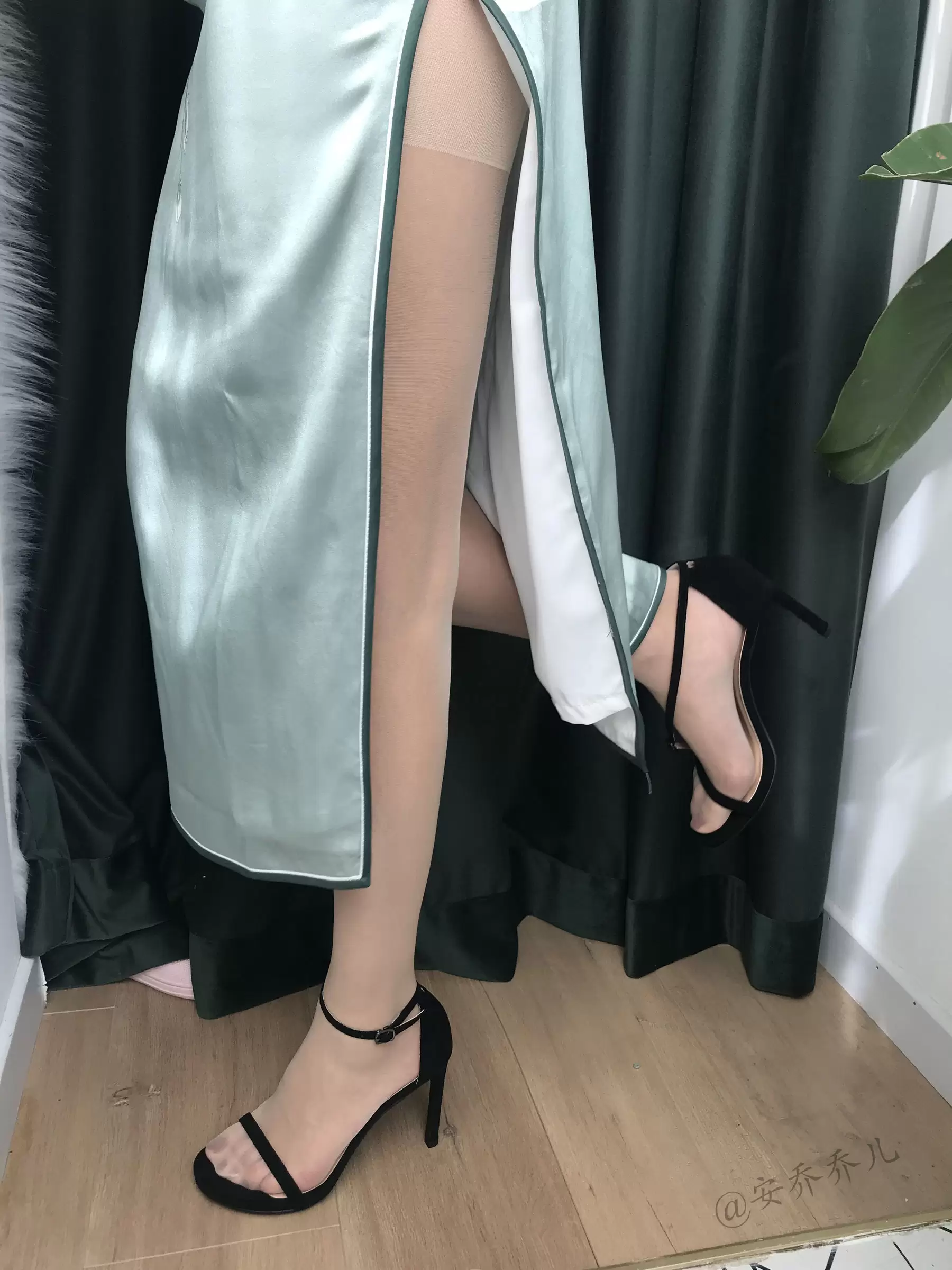 安乔乔儿(Nia乔乔) No.017 安乔乔儿 黑丝旗袍 [110P] - 秀人网免费无水印在线套图写真