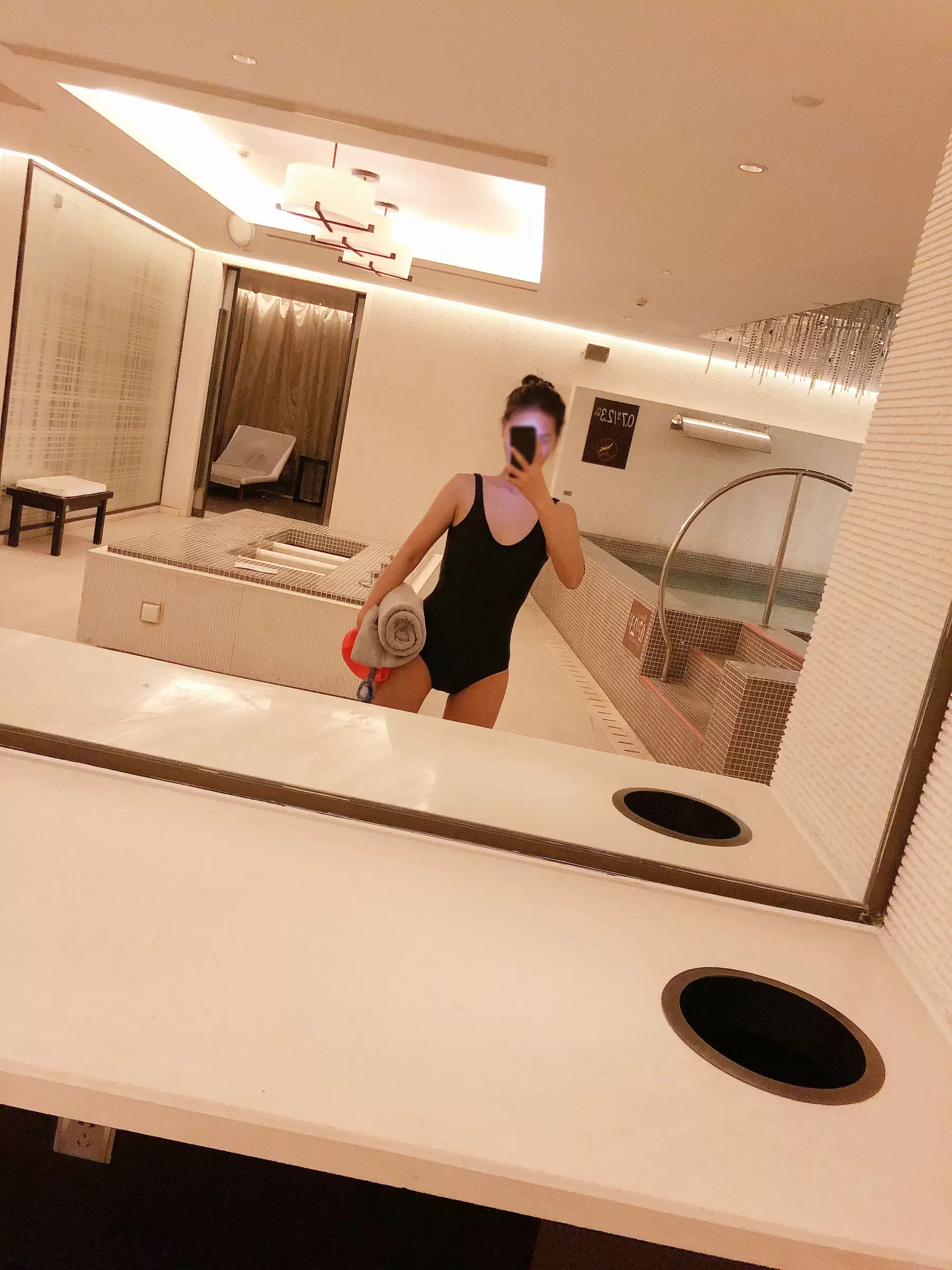 安乔乔儿(Nia乔乔) No.012 泳池裸足 [140P] - 秀人网免费无水印在线套图写真